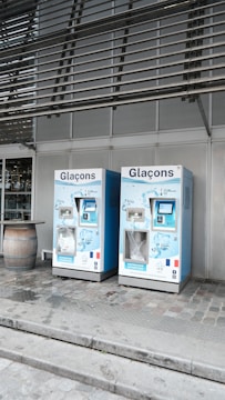 Ice machines labeled "glaçons" are seen outside.