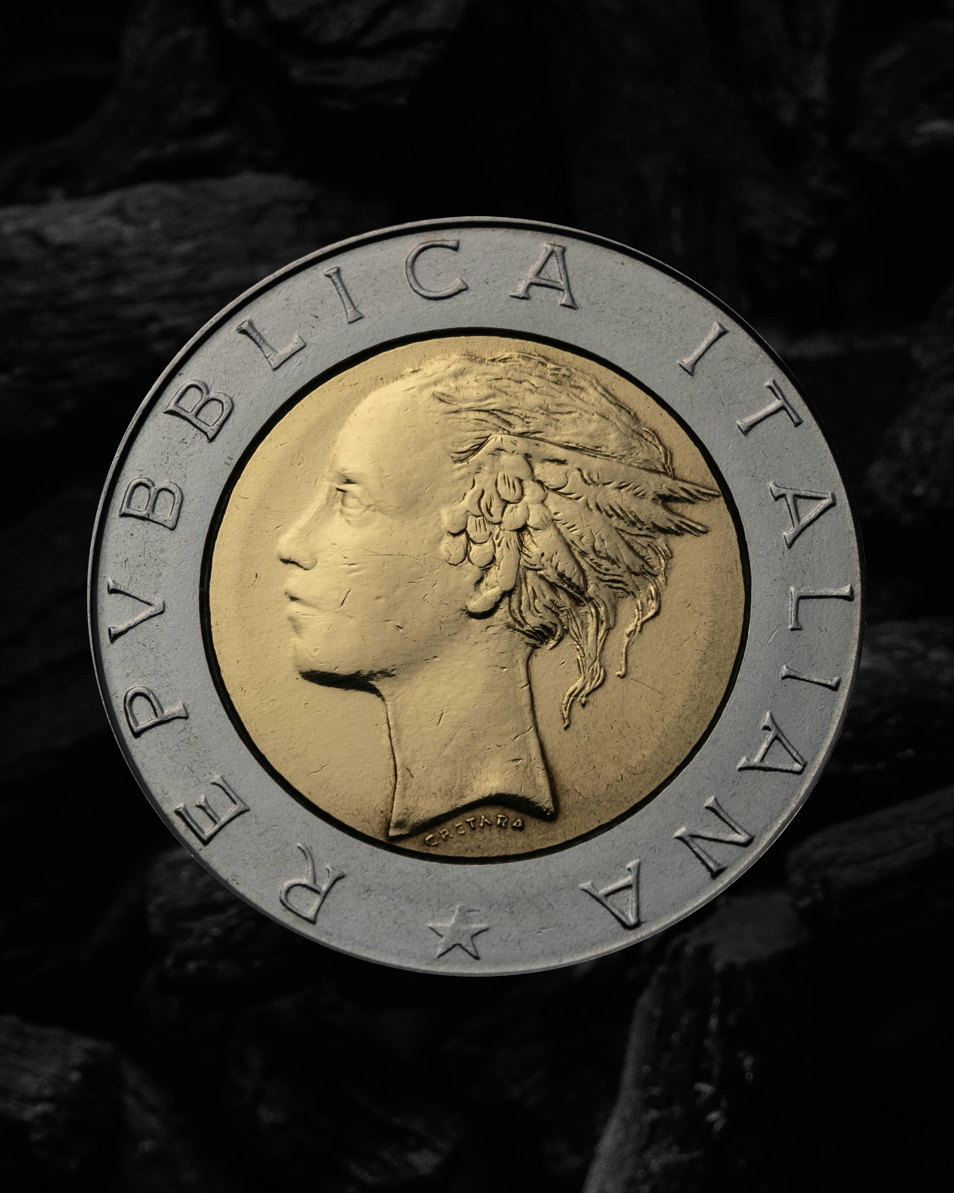 Eine italienische Zwei-Euro-Münze ist ausgestellt.