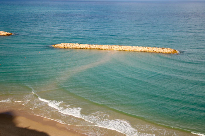 Calm turquoise lagoon protected by a reef, similar to Grand Cul-de-Sac