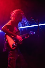 Konsere Gitmenin Coşkusu: Müzikle Birlikte Coşmak ve Enerji Dolmak