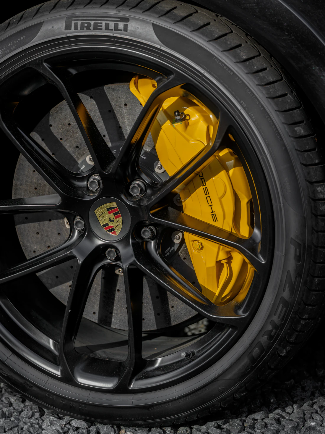 Jante noir brillant sur une voiture de sport