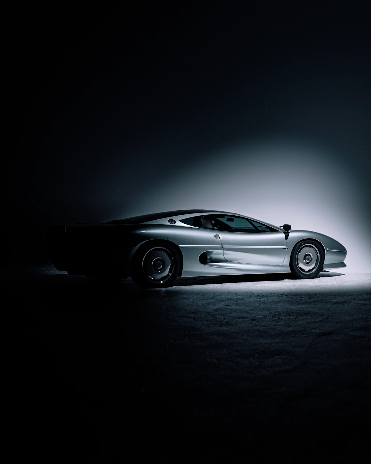 Automobile en éclairage dramatique de studio