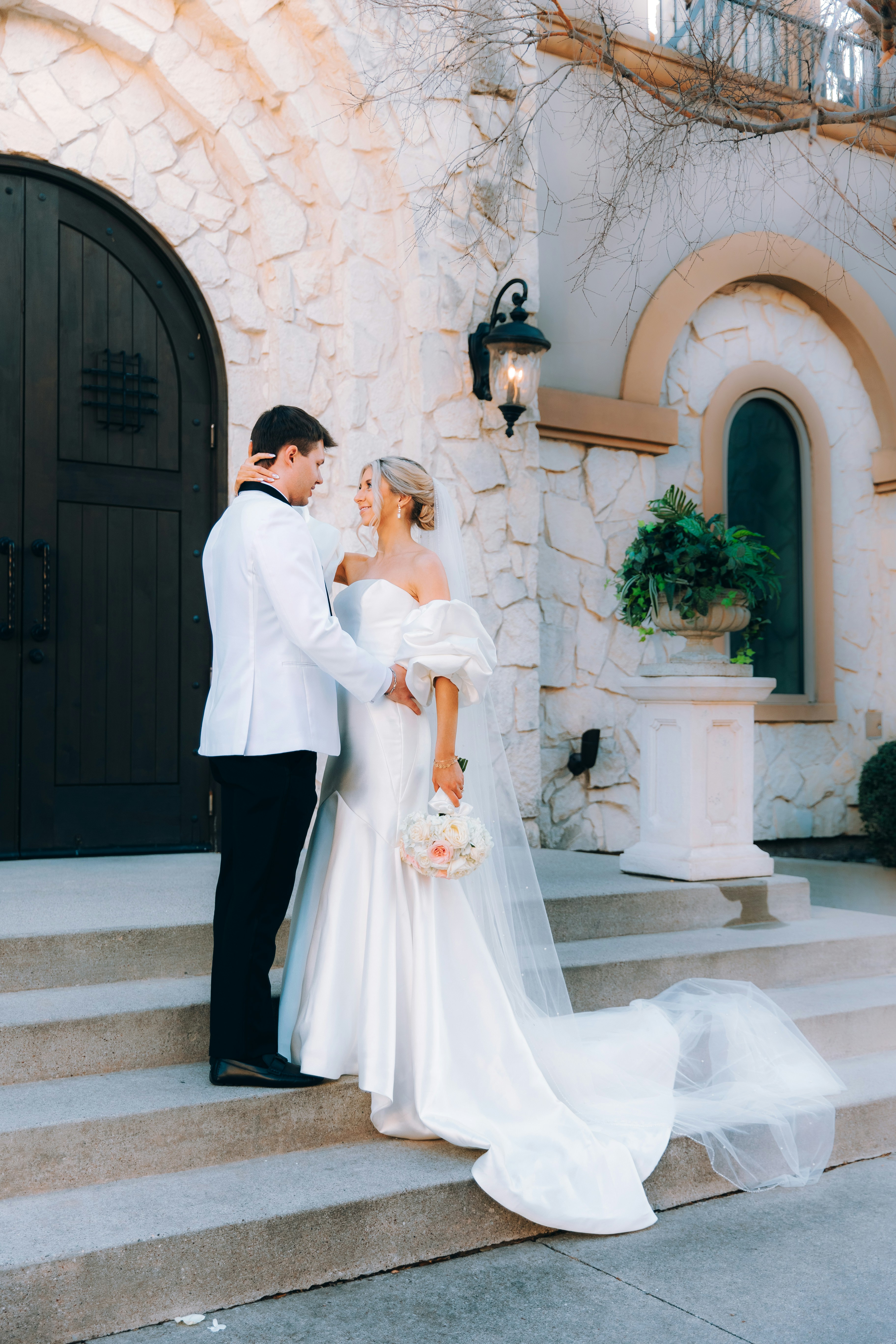 결혼식 날 포즈를 취하는 신랑 신부.