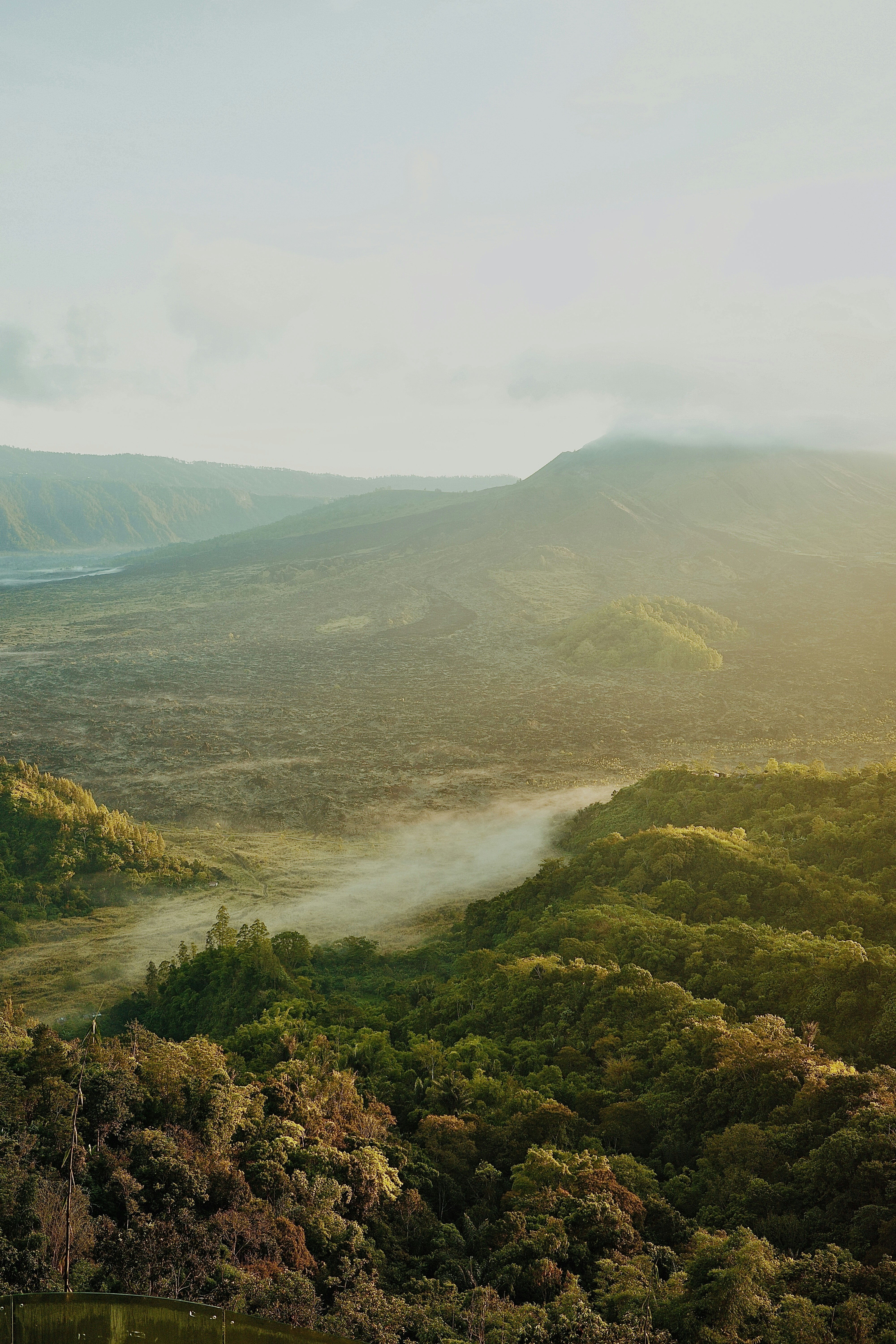 Rugged mountain landscape, sunrise, ilustrasi artikel Conquer the Elements: The Toughest Water Bottles for Your Wildest Adventures 2