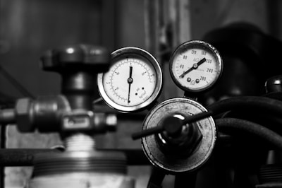 Pressure gauges and valves are shown in monochrome.