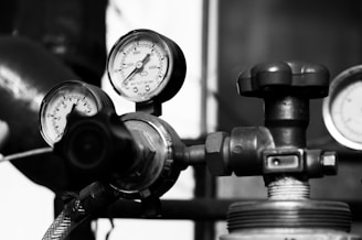 Pressure gauges and valves are displayed.