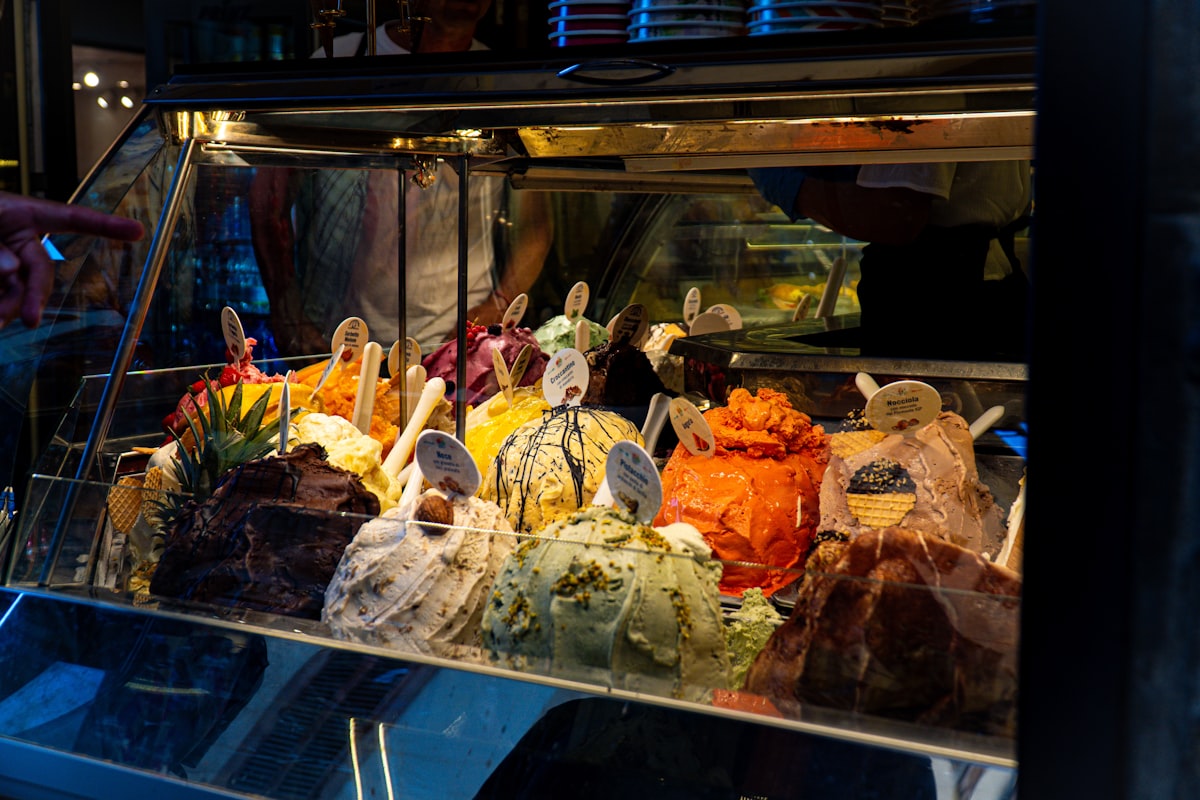 Bunte Gelato-Vitrine mit verschiedenen handgemachten Eissorten