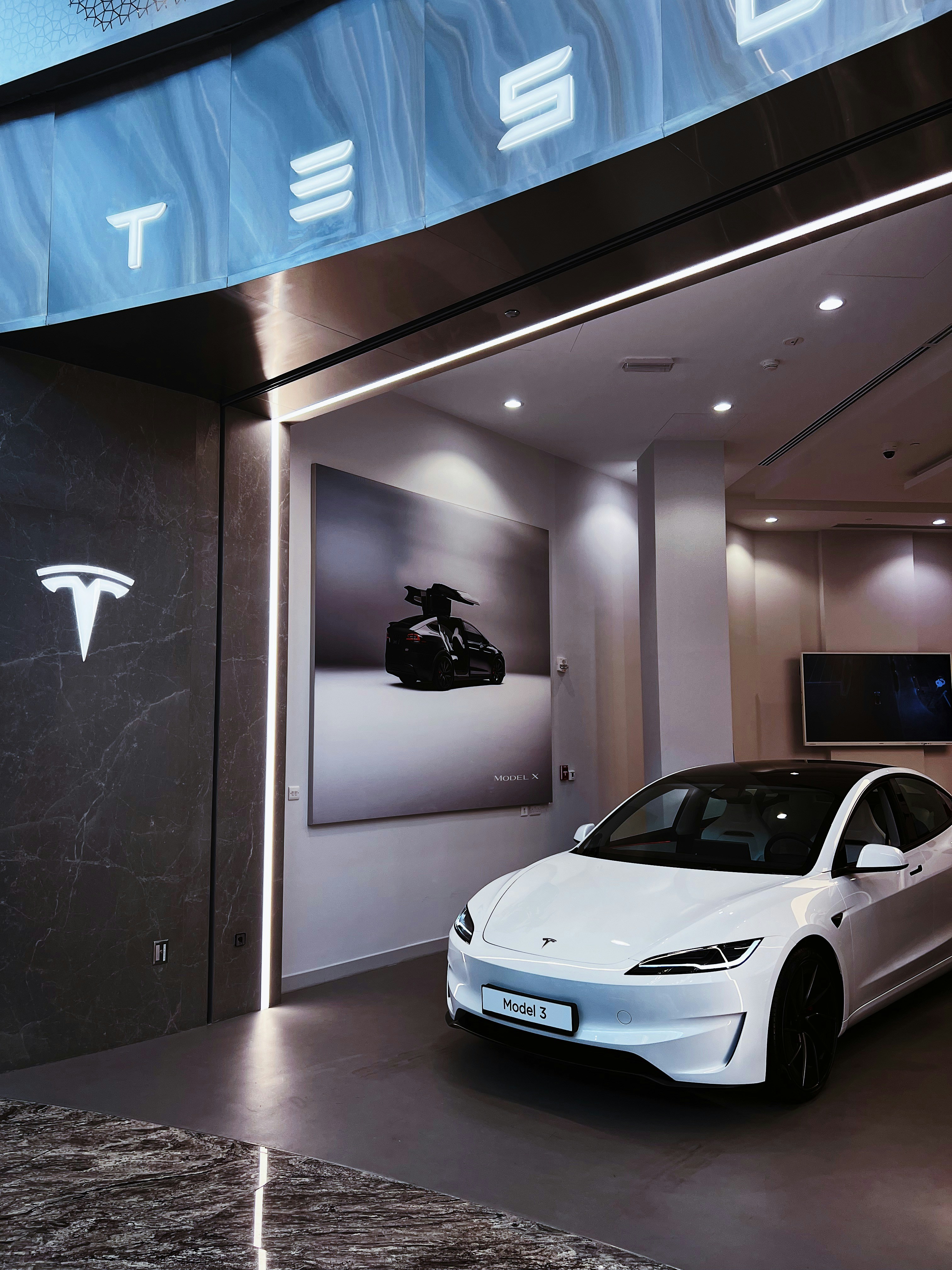 Tesla Model 3 blanche · voiture de fonction OZ Energy