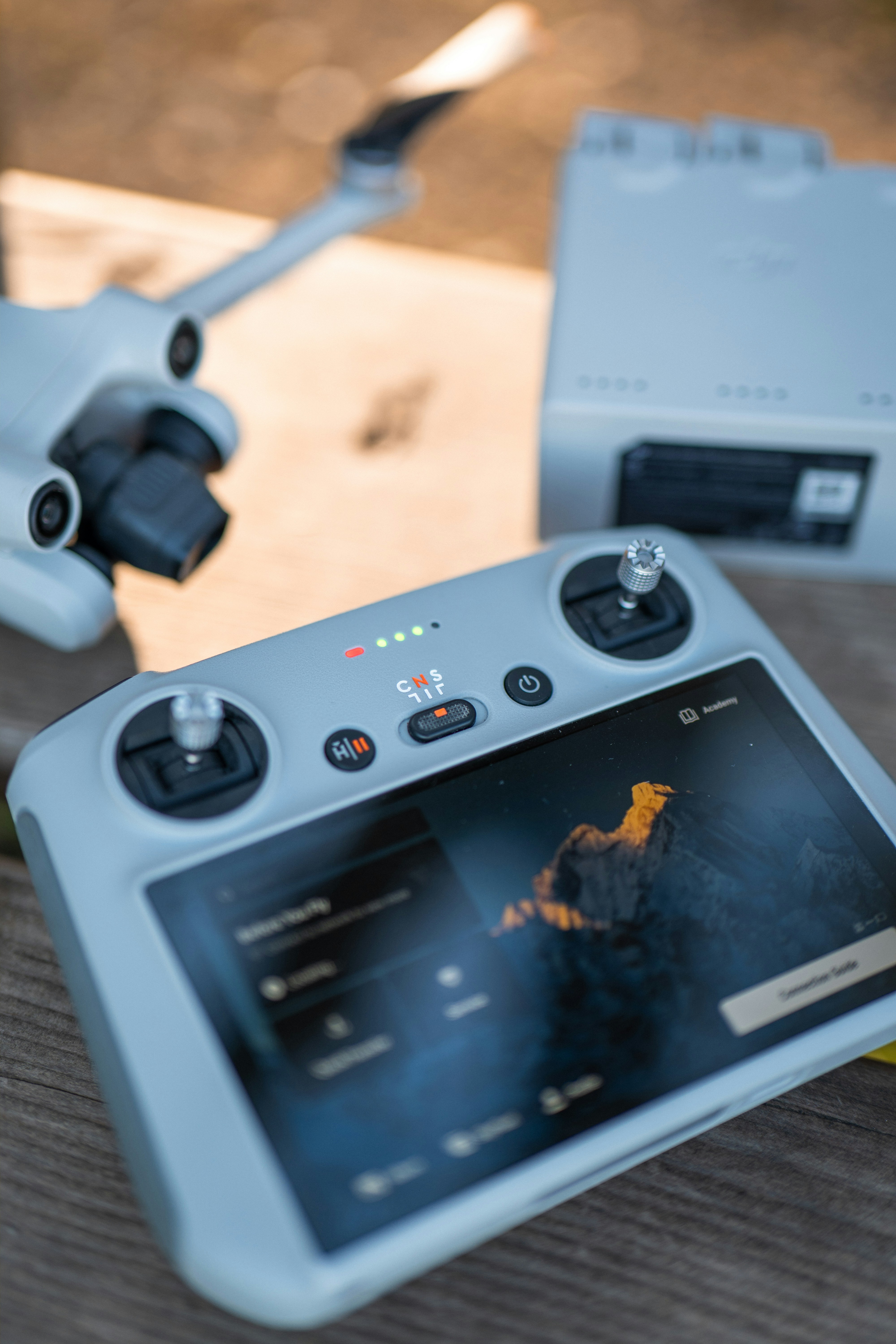 Vengono visualizzati il controller del drone e i componenti del drone.