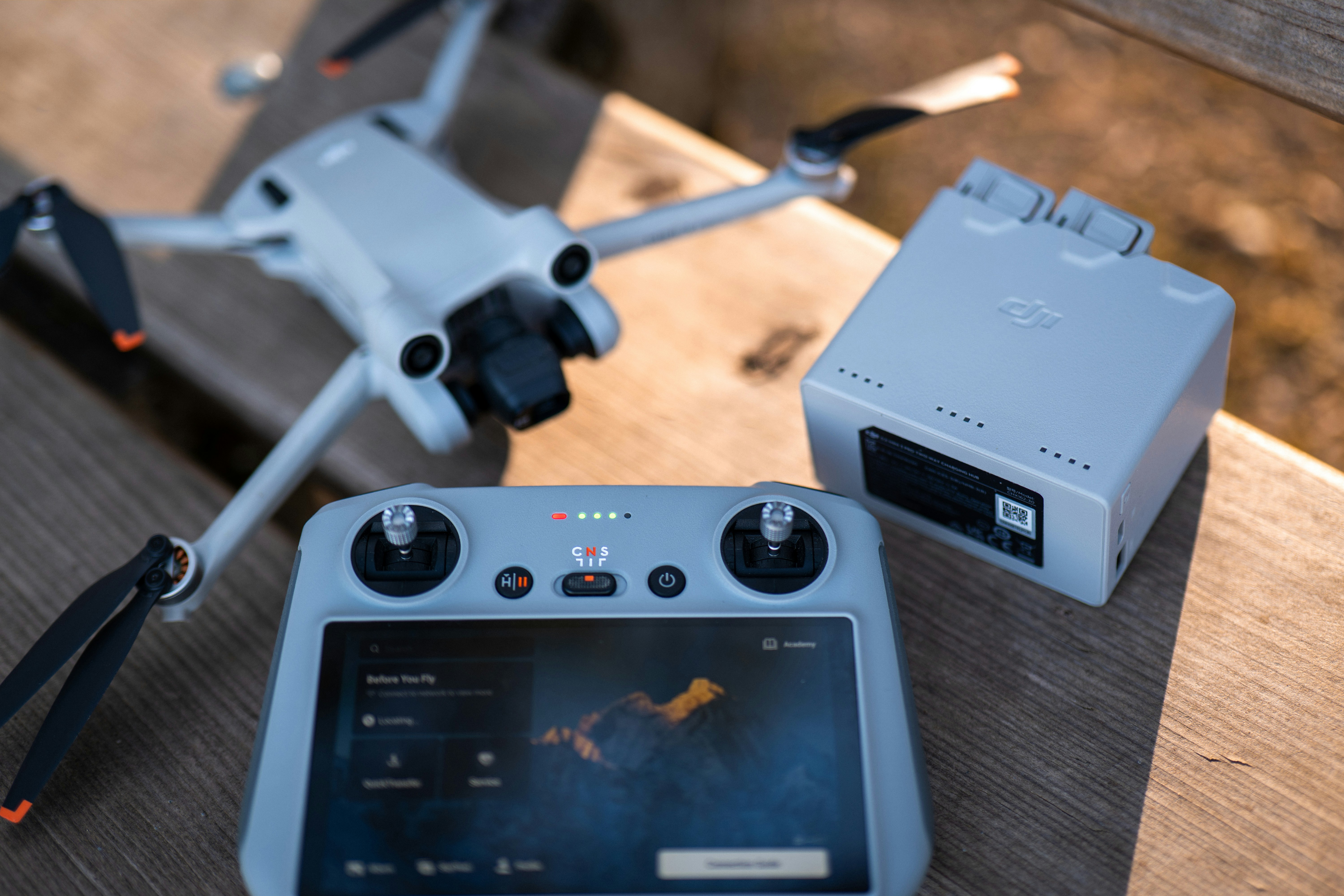 드론, 컨트롤러 및 충전 스테이션이 준비되었습니다.