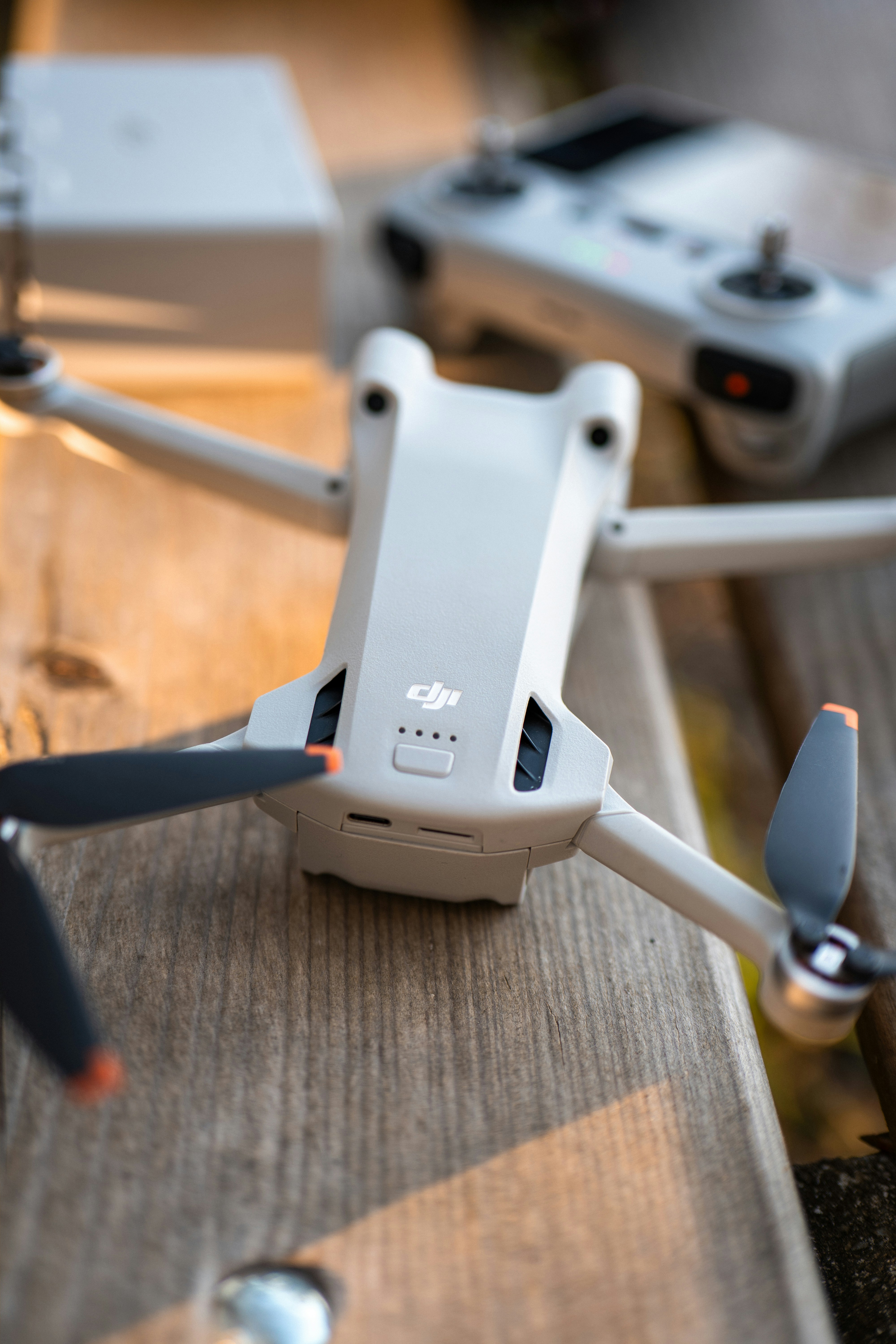 드론과 조종기가 수면 위에 놓여 있다.