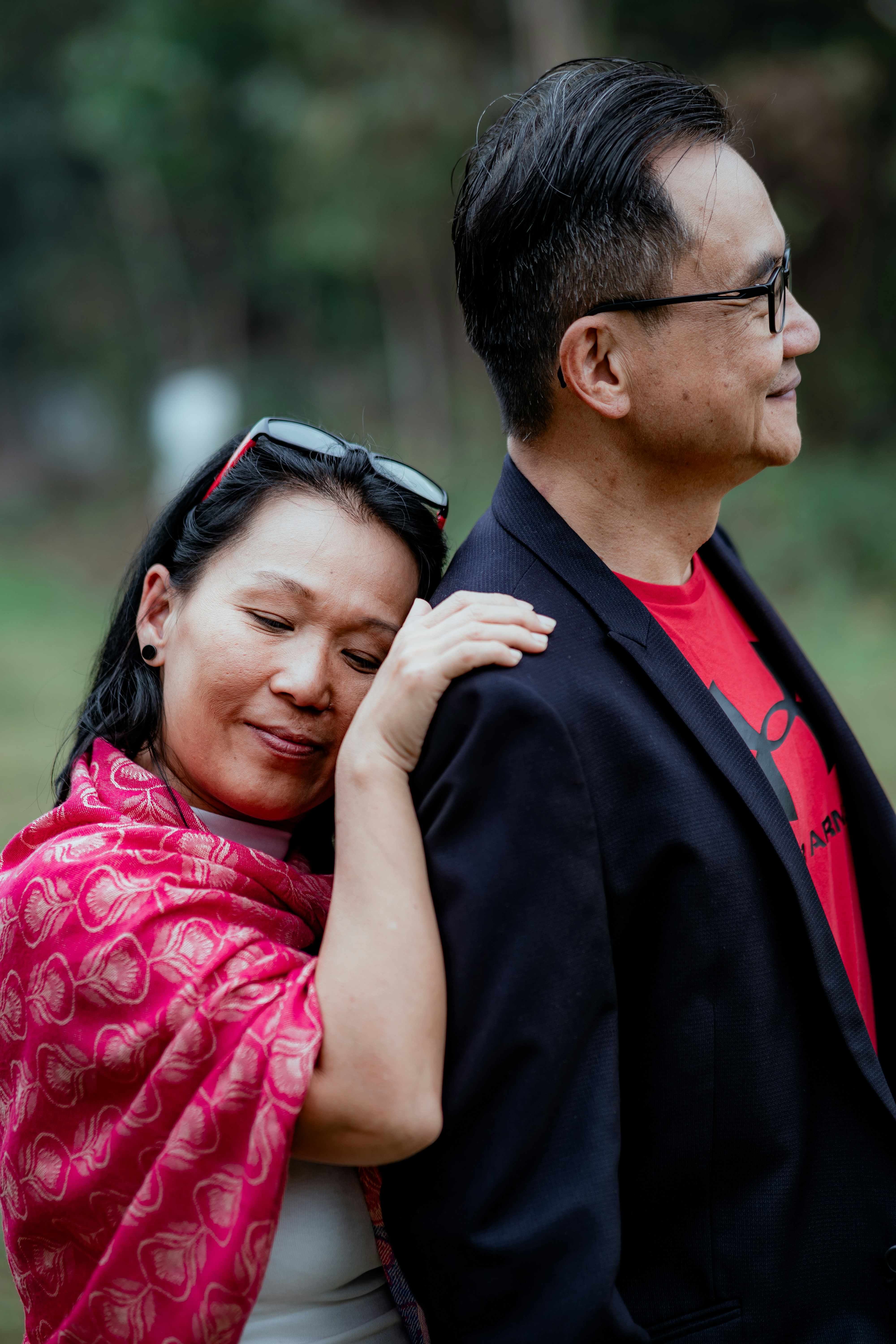 A couple embraces outdoors, smiling contentedly. photo – Free Portrait ...