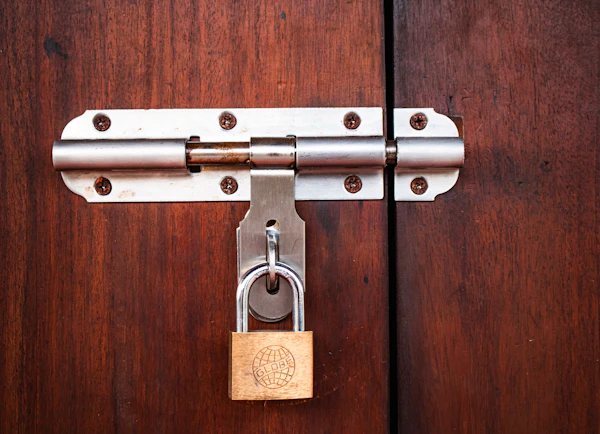 Candado asegurando cerrojo de puerta de madera