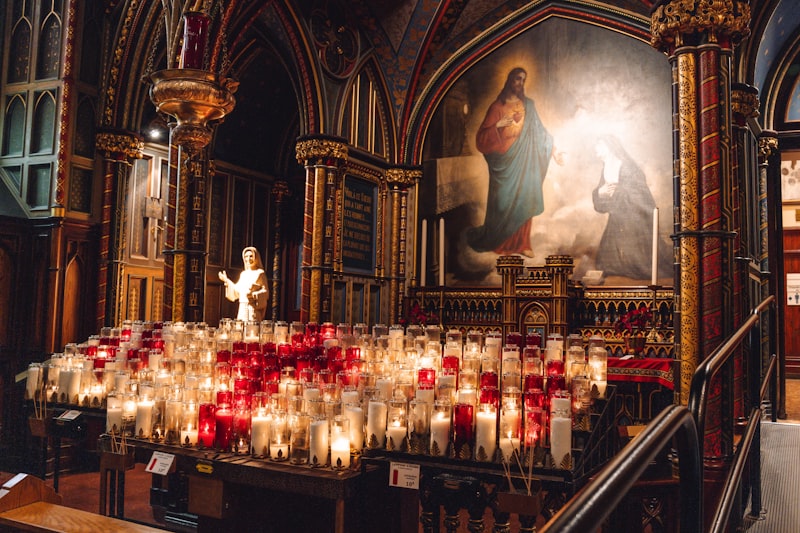 Votivkerzen in einer Kirche – Sammelstelle werden