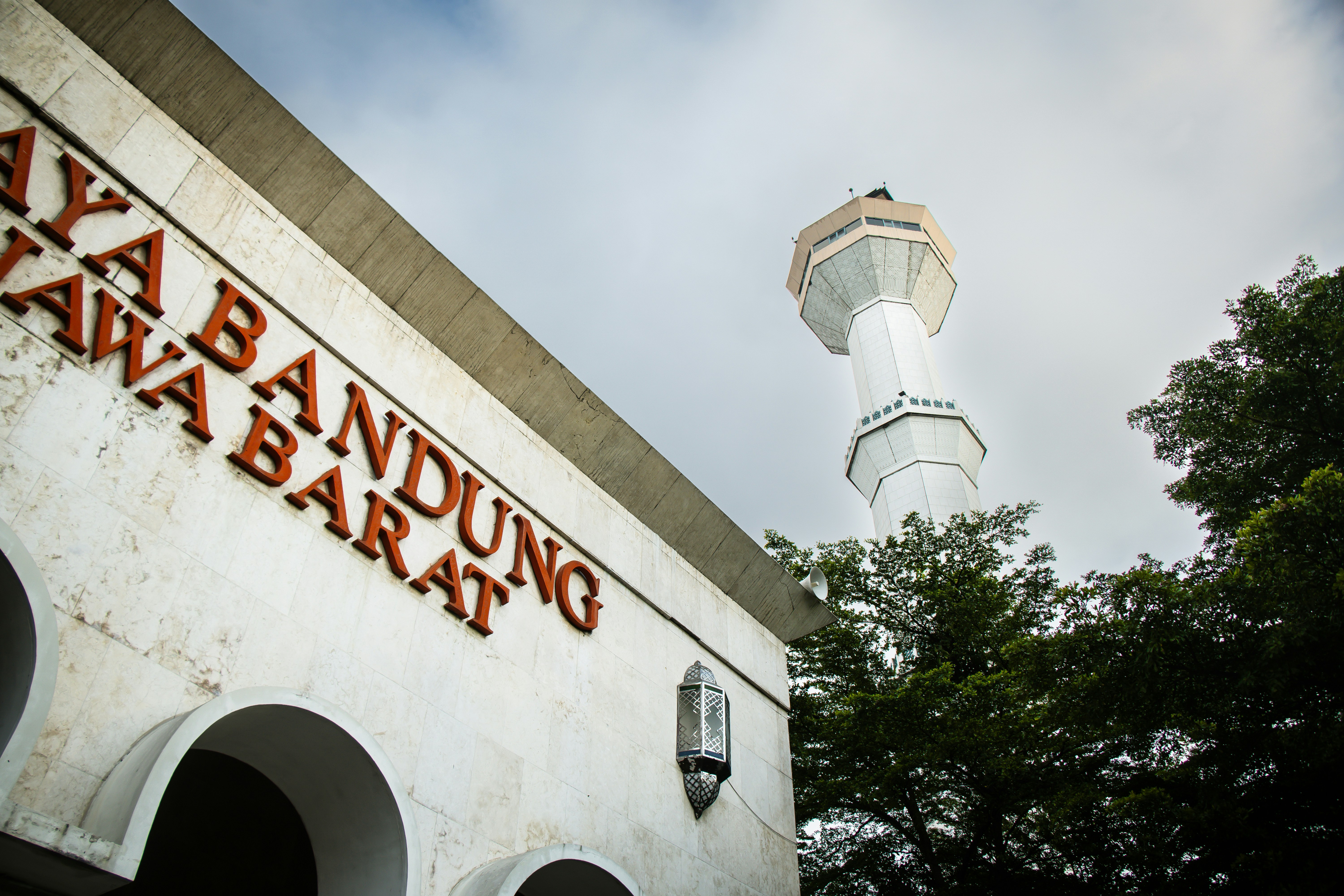 A imagem mostra o sinal de bandung barat e uma torre.