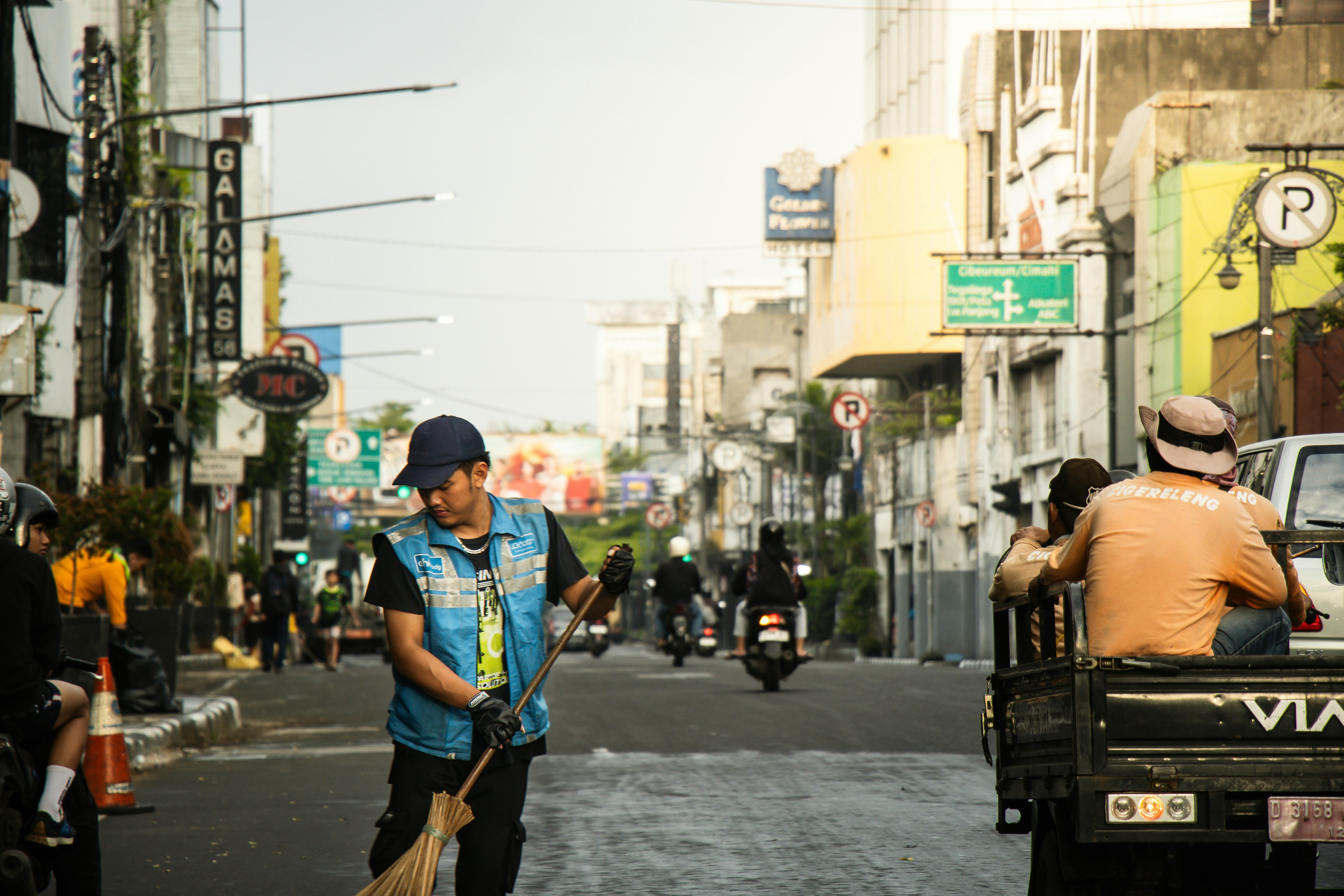 Pembersih jalan menyapu jalan kota.