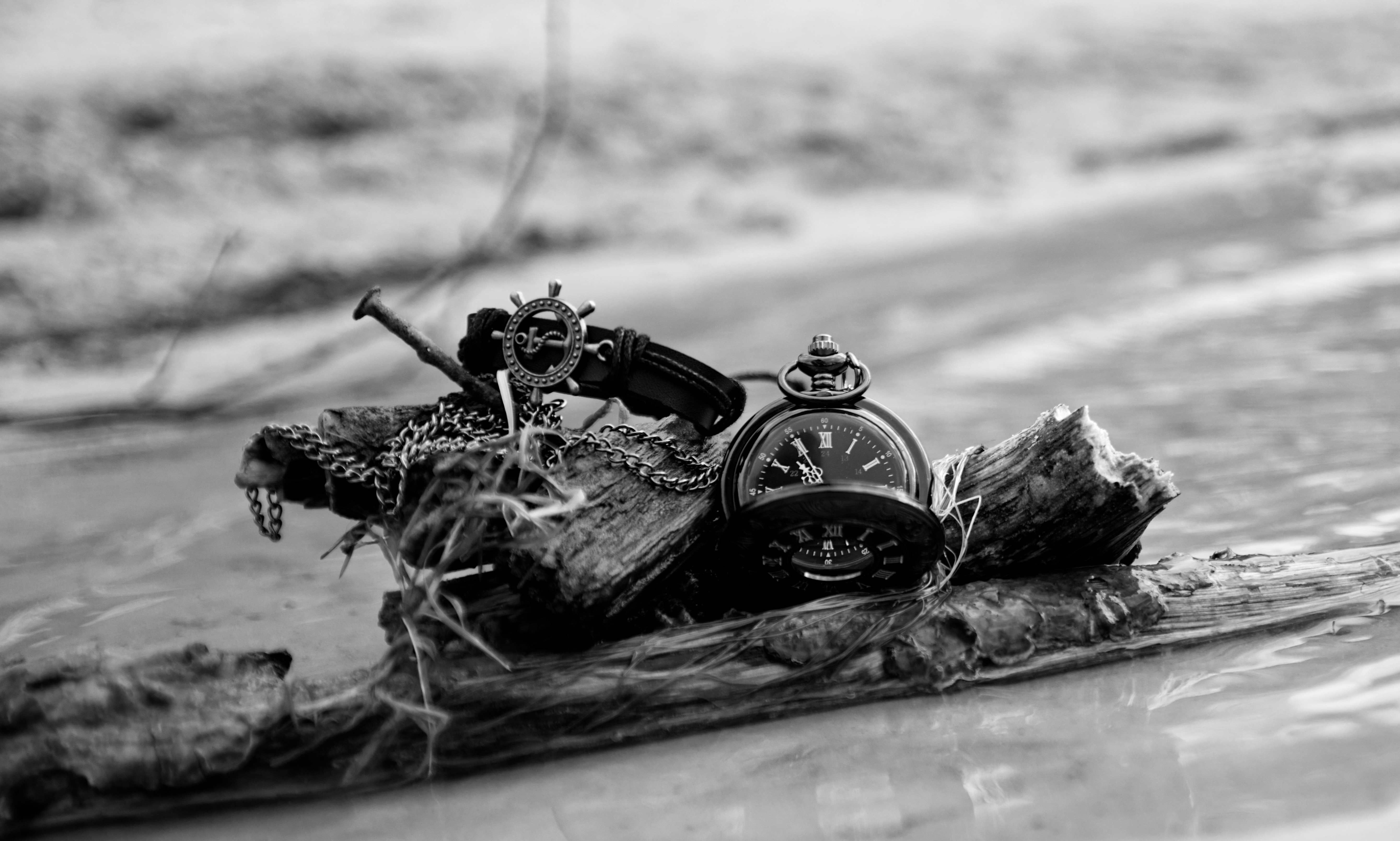 Eine Taschenuhr oderSackuhr ist eine Uhr, die an einer Kette in einer Hosen- oder Jackentasche getragen wird.