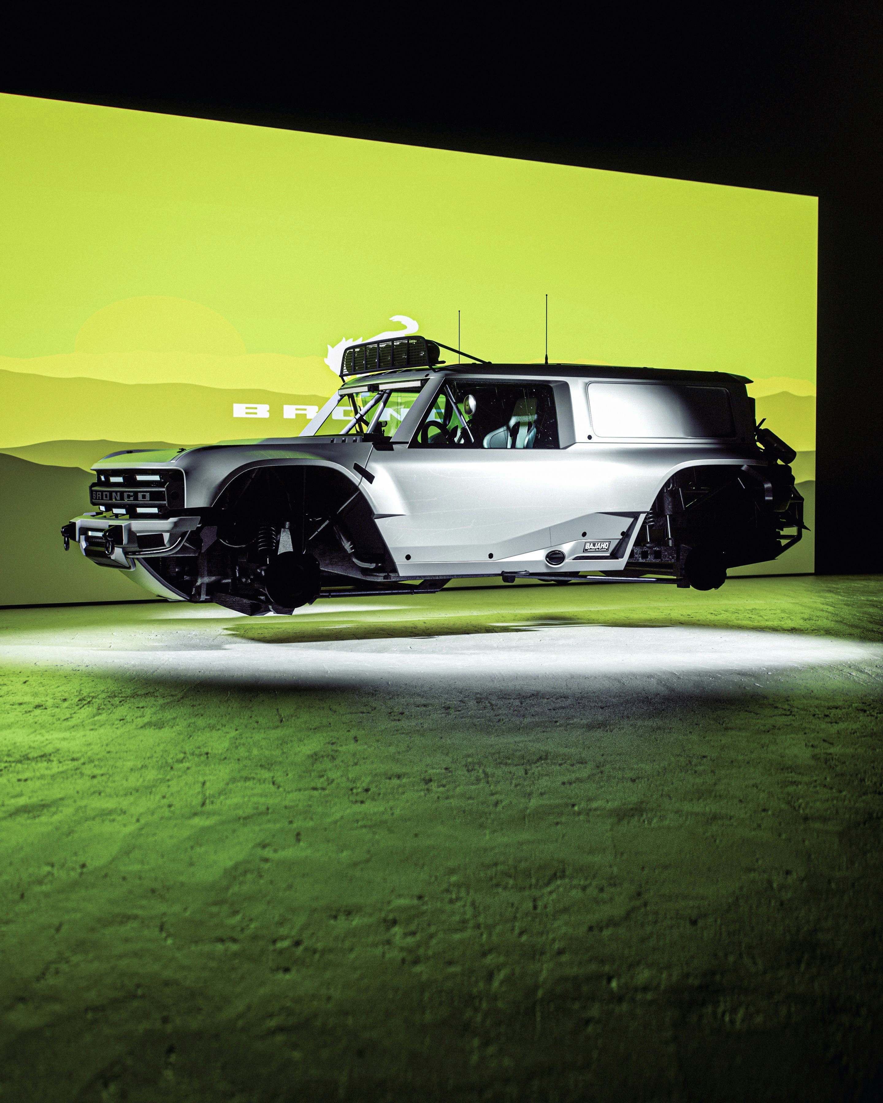 은색 객차가 풀밭 위를 맴돌고 있습니다.