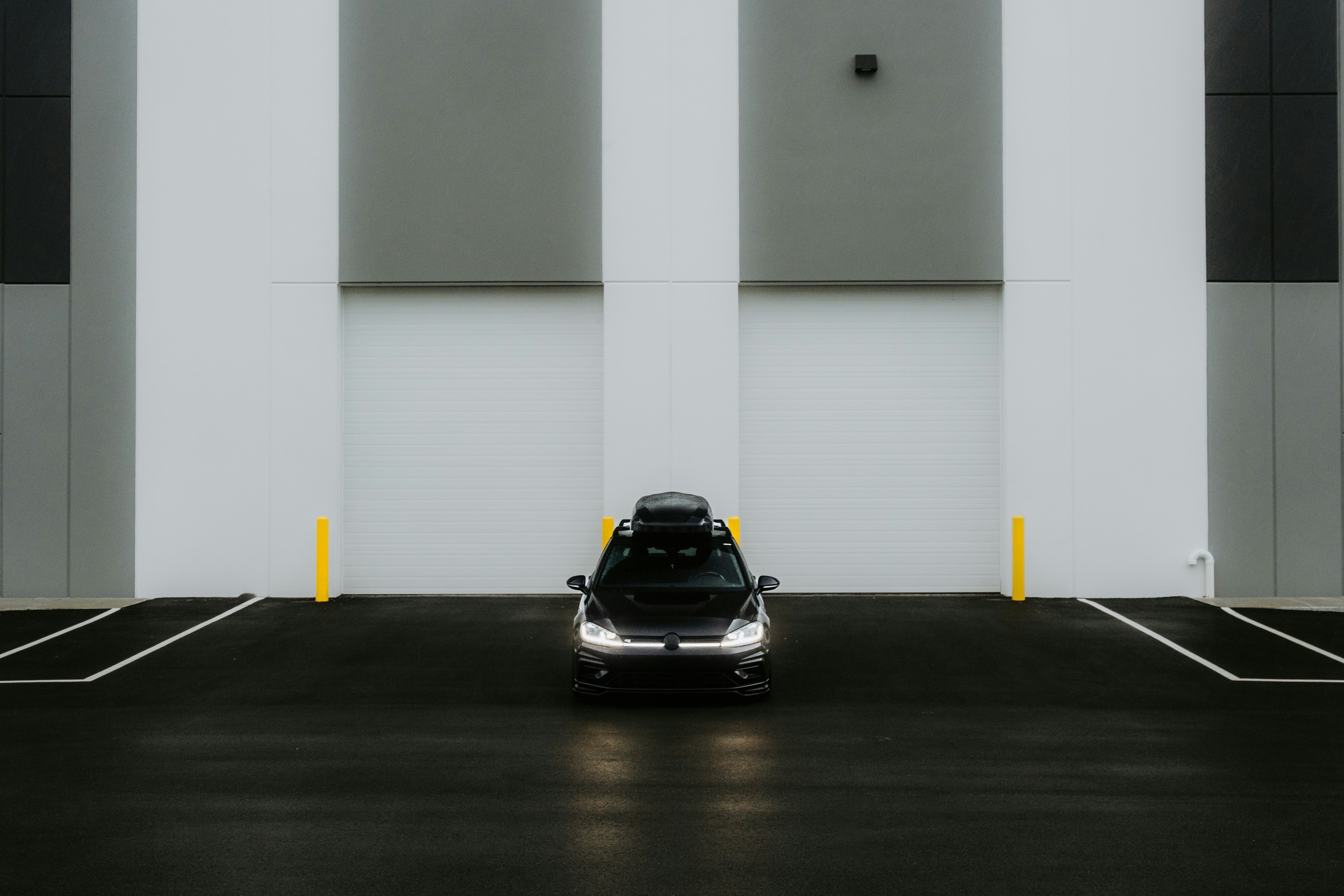 minimalist car, sleek vehicles, clean backdrop, modern auto, ilustrasi artikel Minimalist Car Wallpapers for Clean Home Screens 5