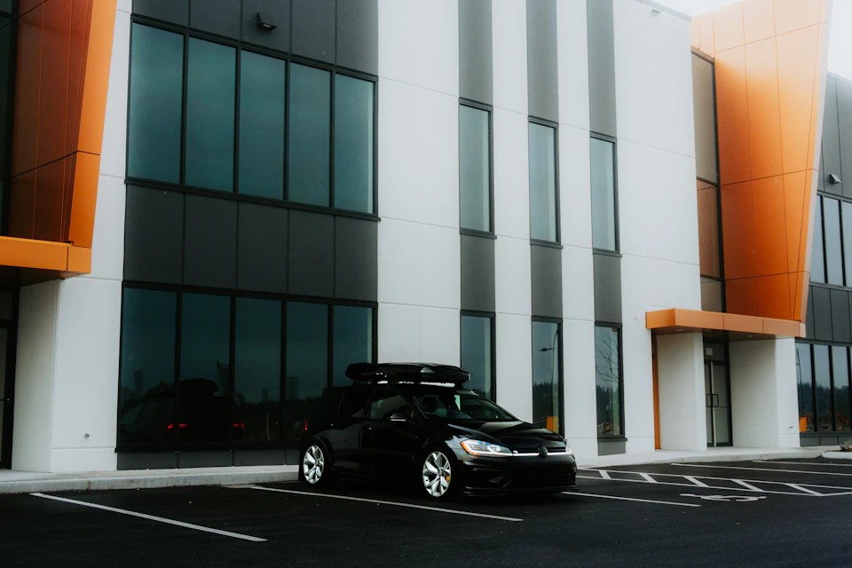 Mobil hitam terparkir di depan sebuah gedung