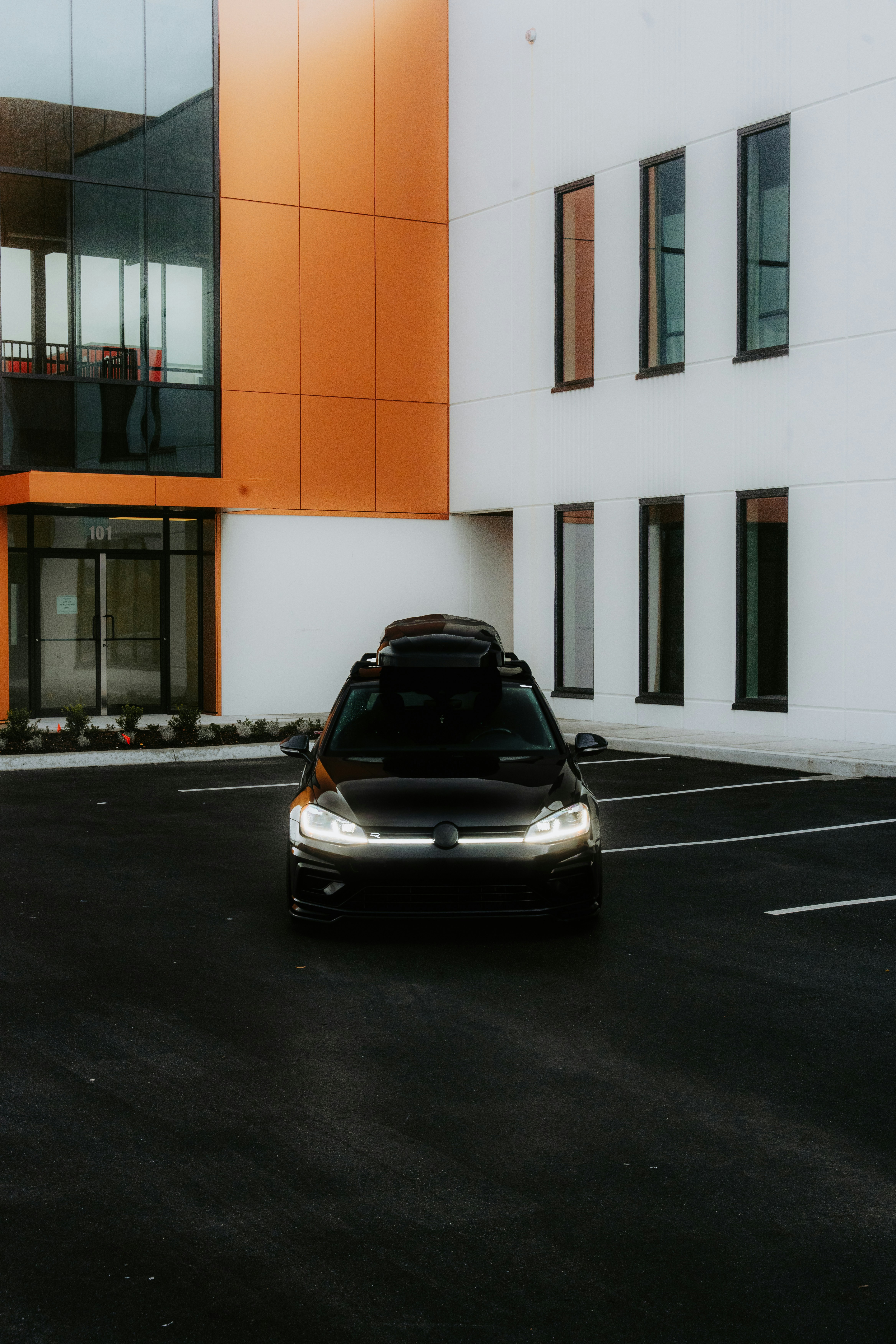 minimalist car, sleek vehicles, clean backdrop, modern auto, ilustrasi artikel Minimalist Car Wallpapers for Clean Home Screens 8