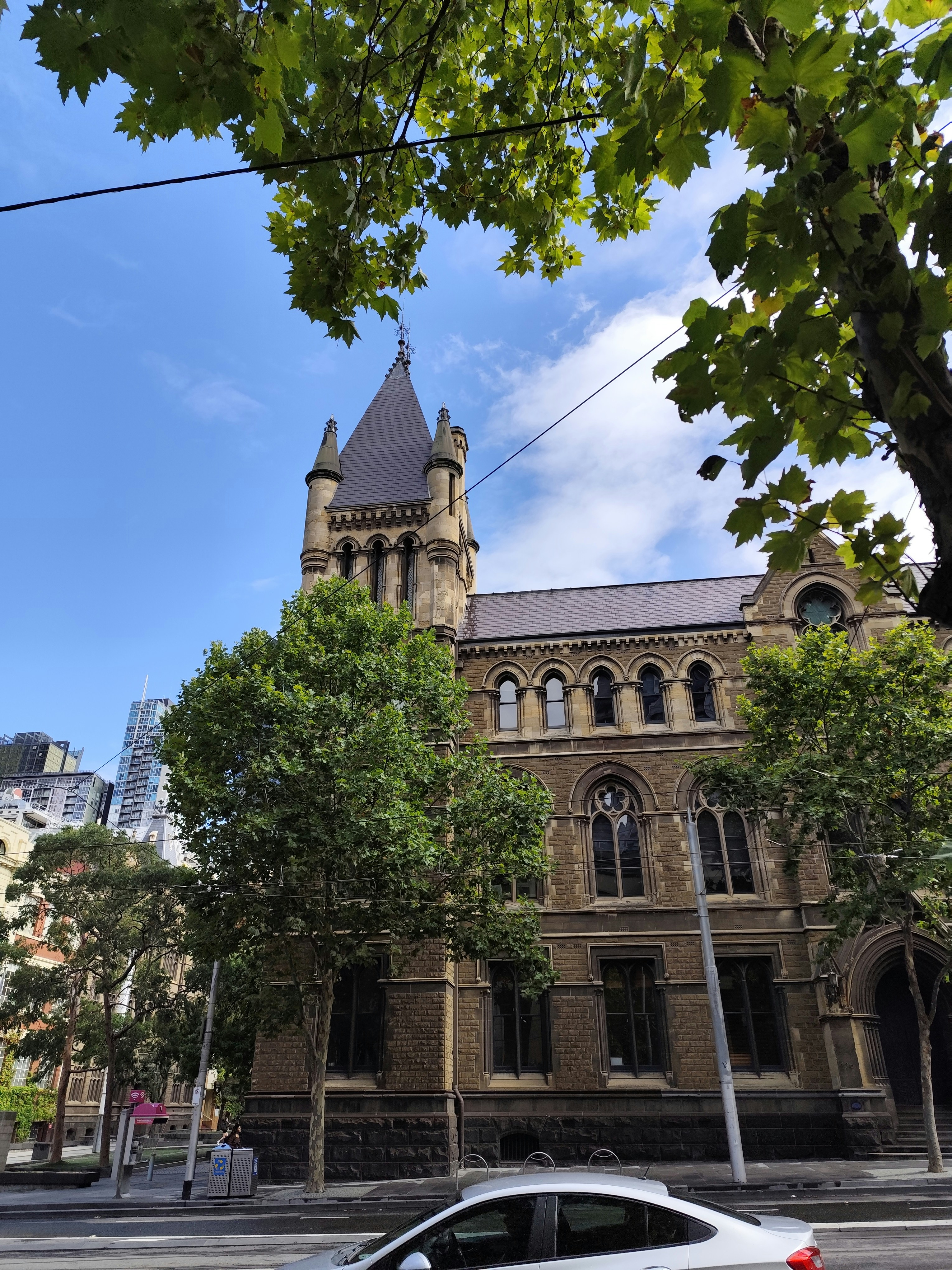 Ein altes, verziertes Gebäude steht unter blauem Himmel.