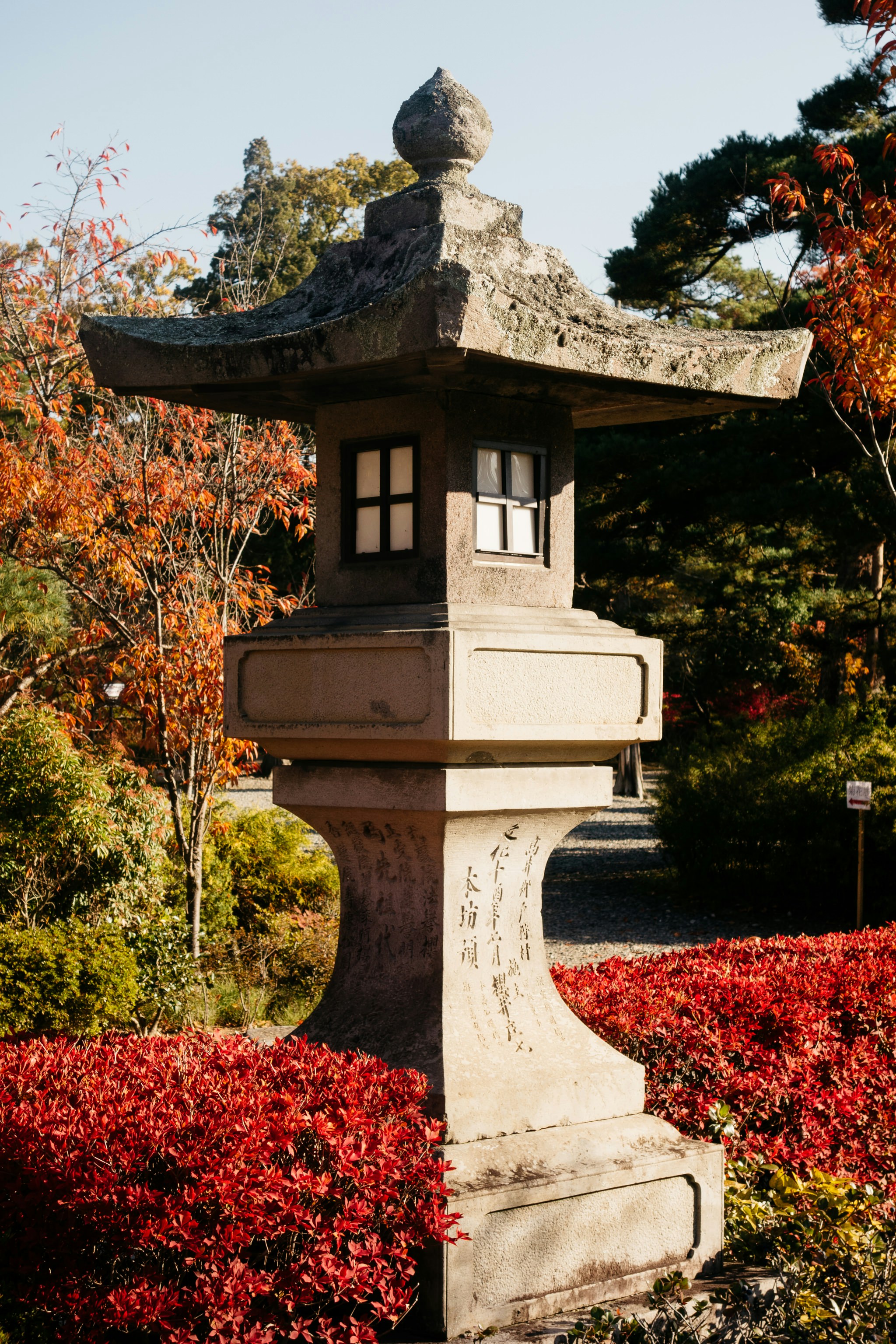 Une lanterne japonaise se dresse fièrement dans un jardin. photo – Image  gratuite de Dehors sur Unsplash, image size:3000x4500