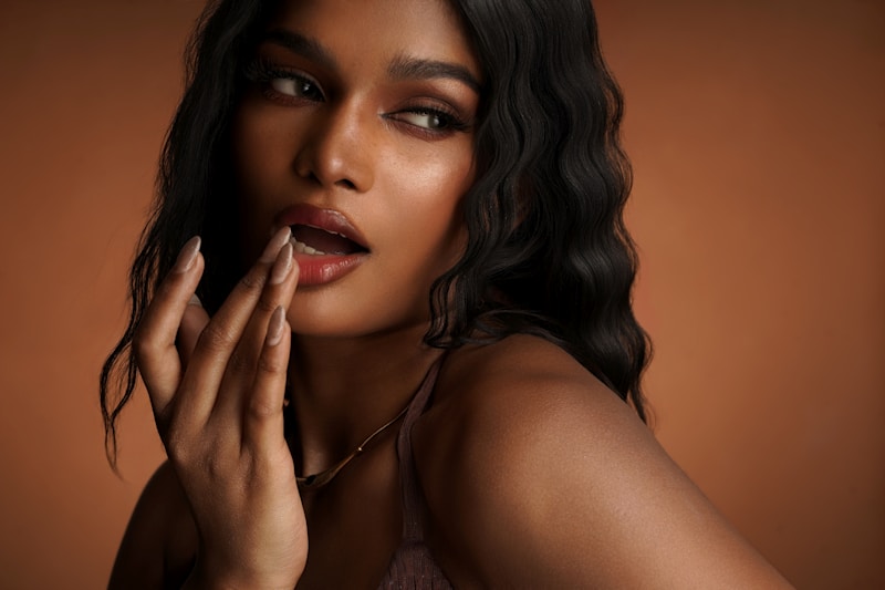 Mujer hermosa con maquillaje perfecto posando elegantemente