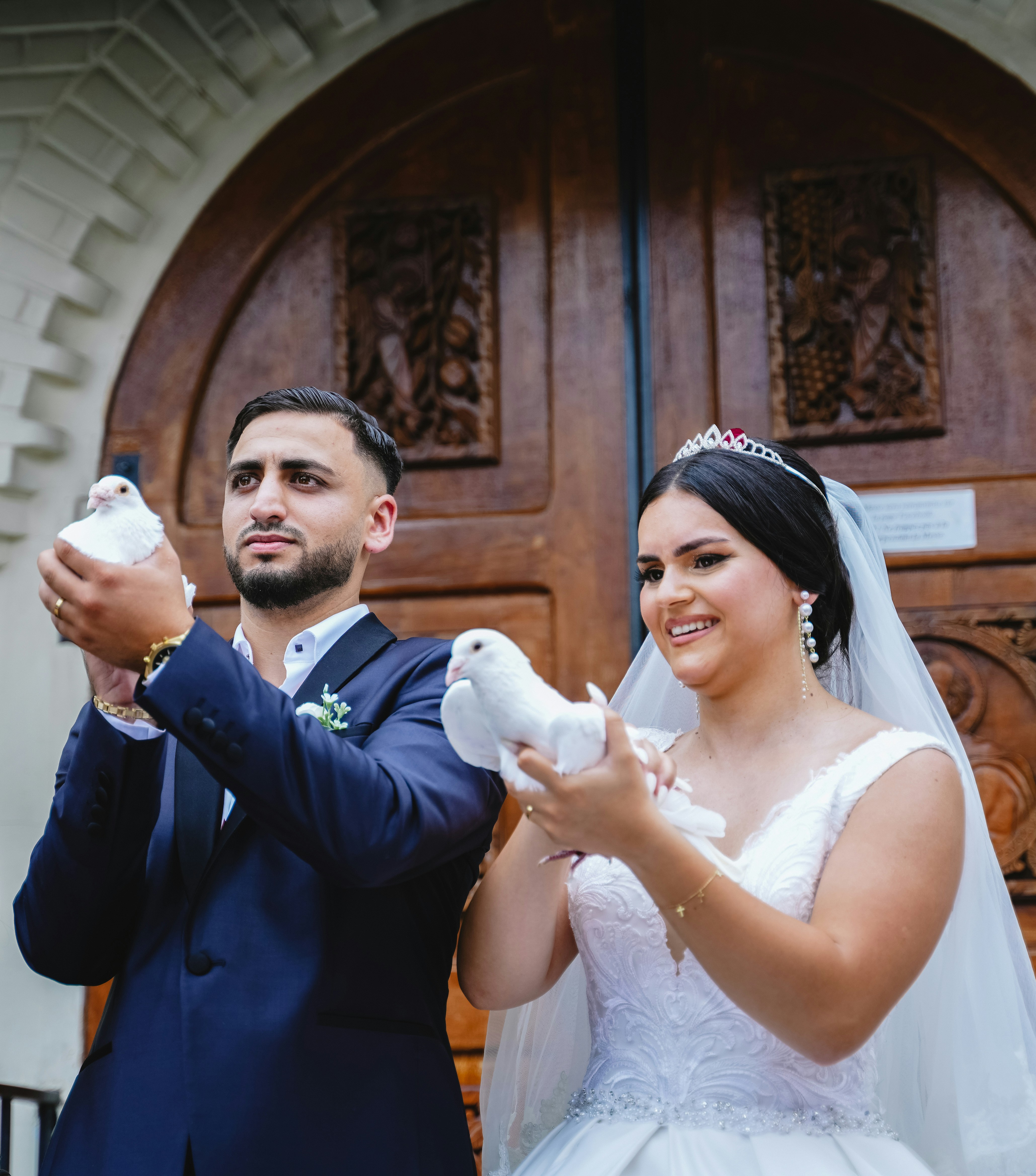 wedding couple candid shot, ilustrasi artikel Capture Your Big Day: A Guide to Hiring a Wedding Content Creator 6