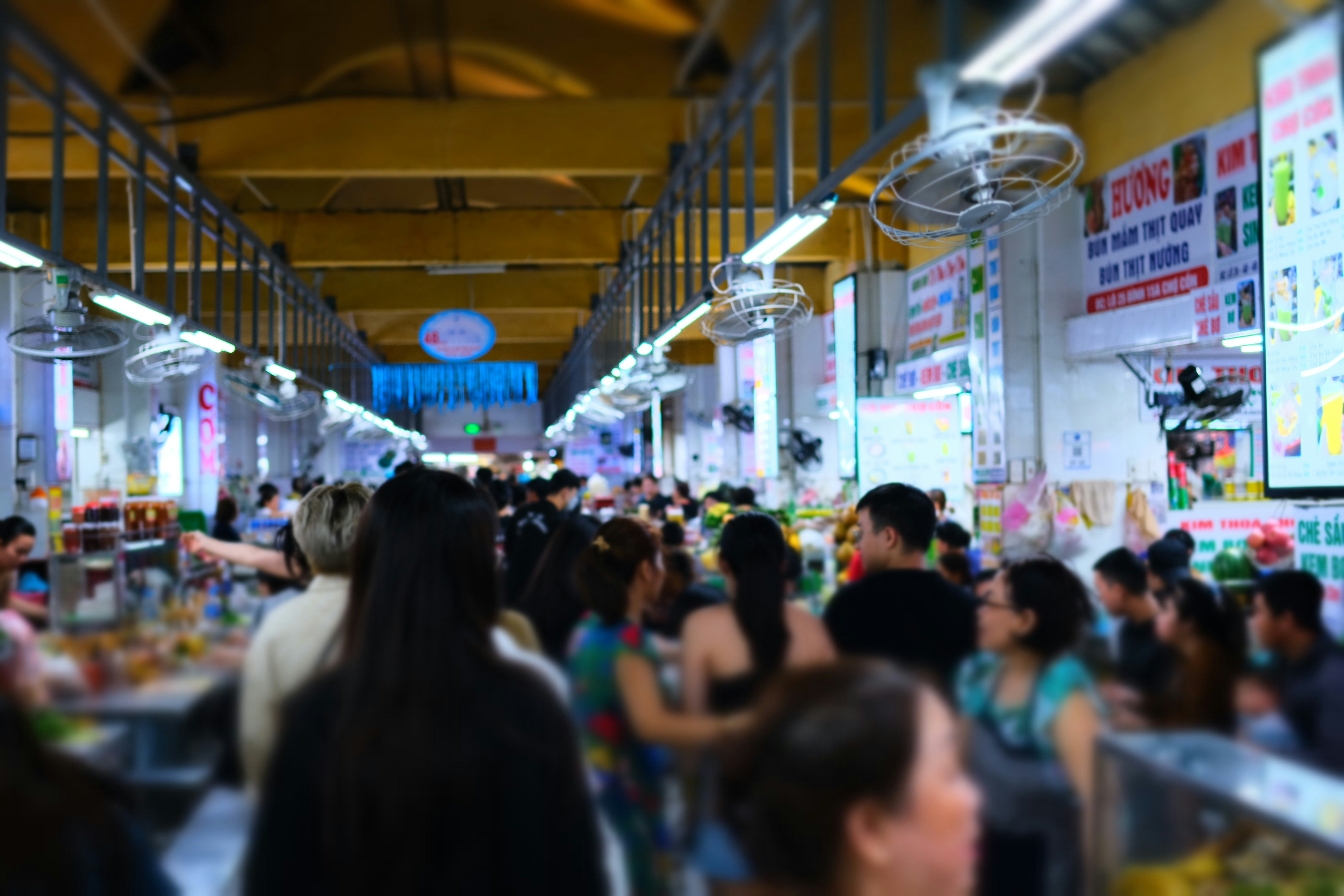 International buyers networking at a large trade fair in China - how to partner with chinese manufacturers