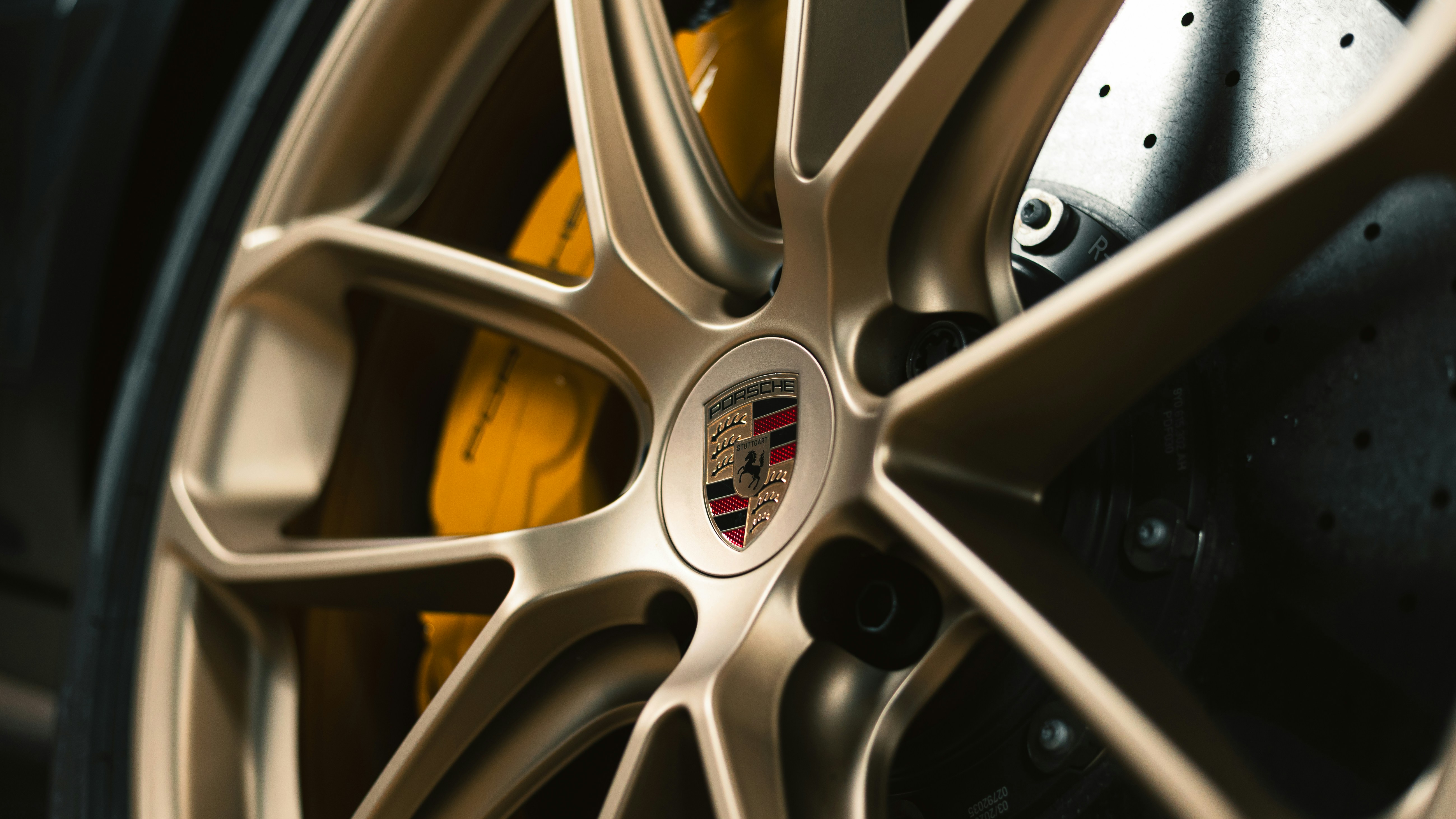 Un gros plan d’une roue Porsche.