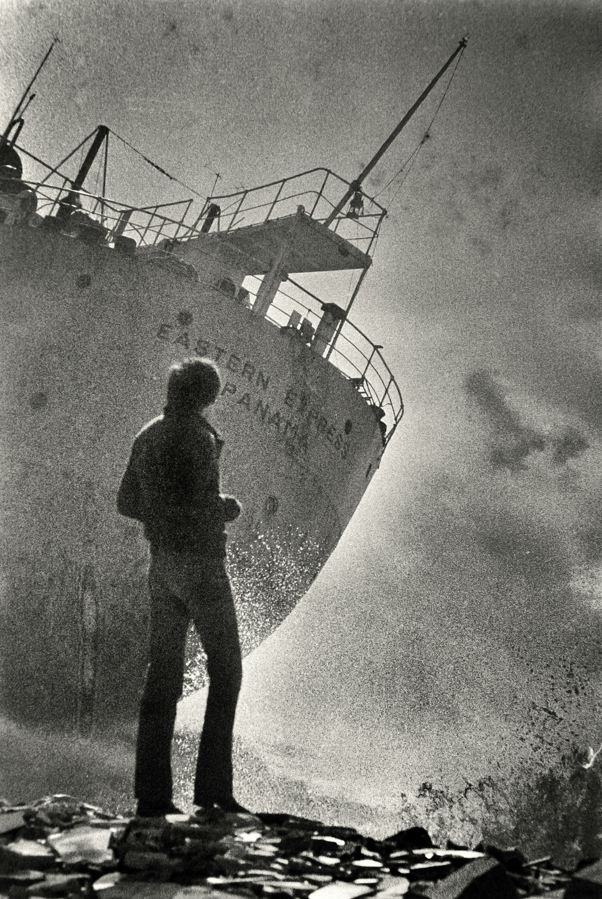 Der Mensch blickt auf ein Schiff in stürmischer See.