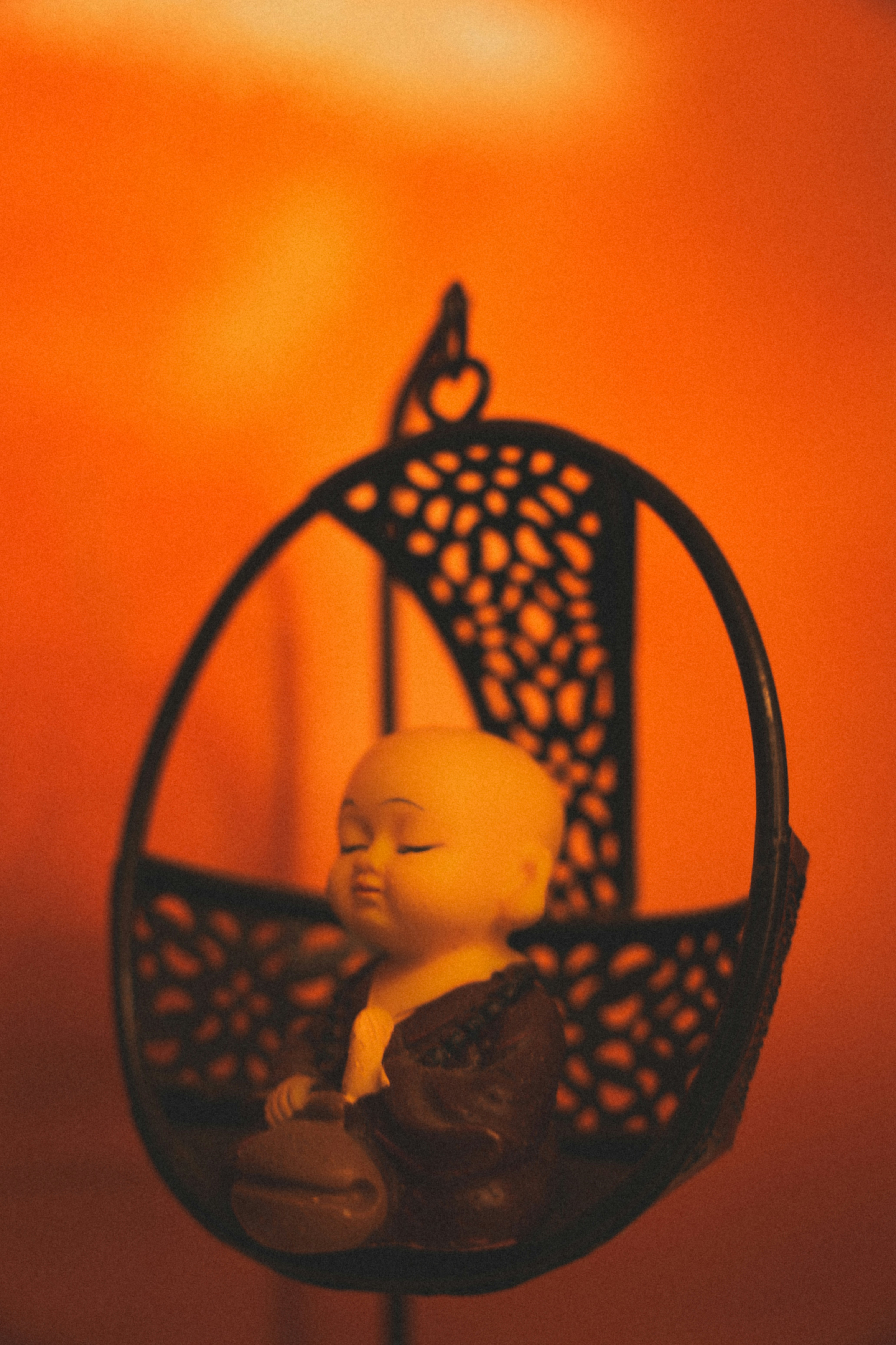 Eine meditierende Buddha-Statue in einer künstlerischen Umgebung.