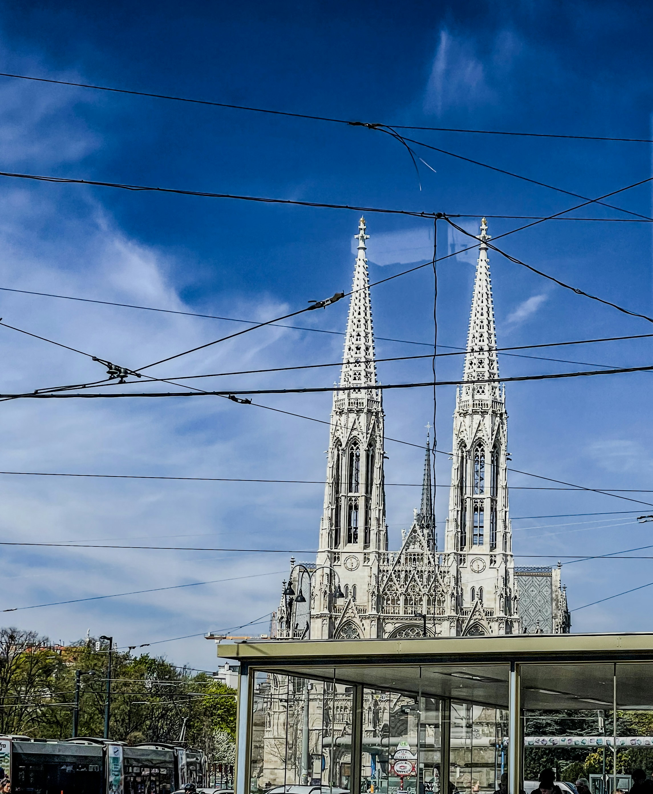 Des cloches d’église gothiques se détachent sur un ciel bleu éclatant.