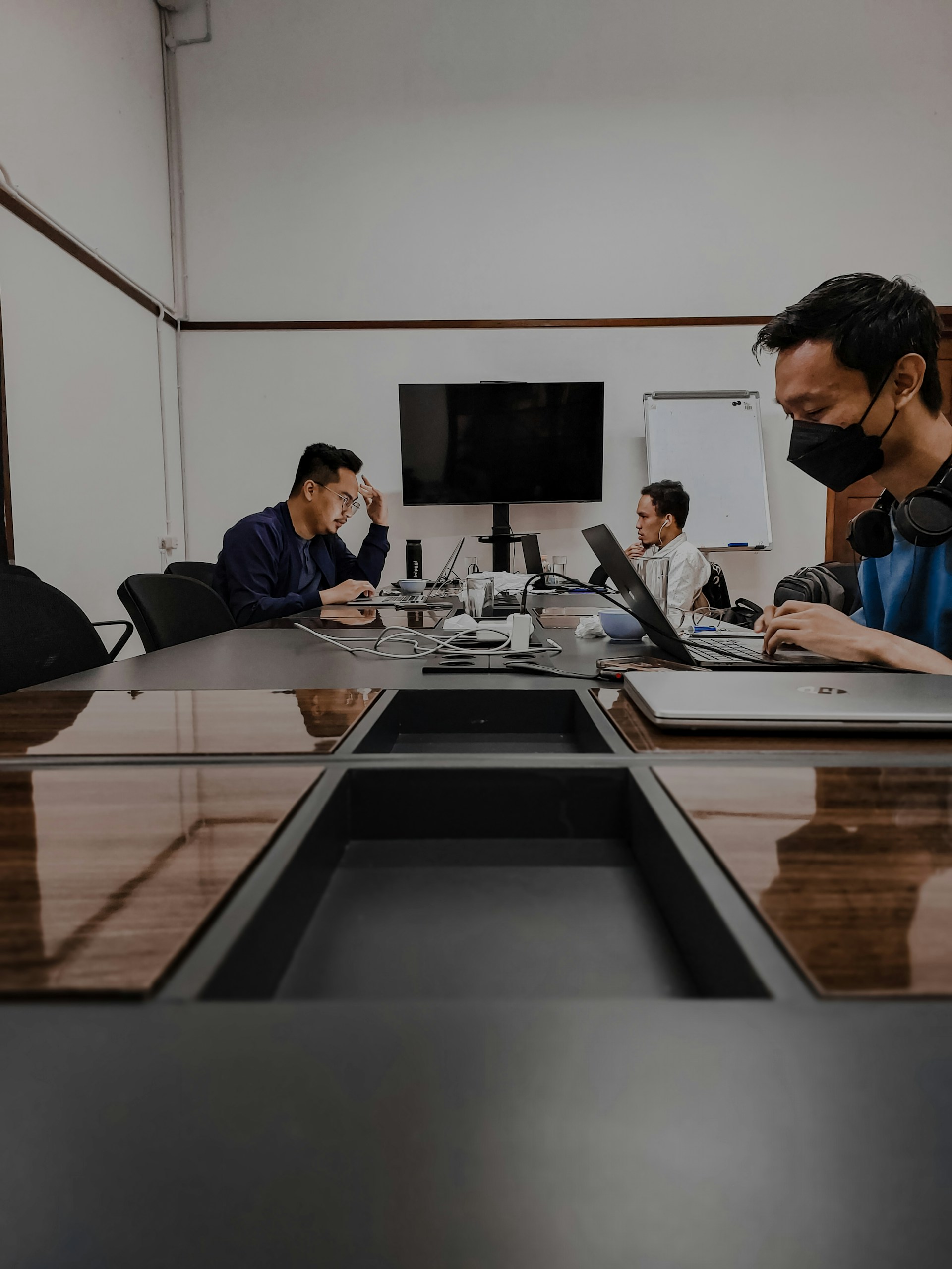 People are working together in a modern office.