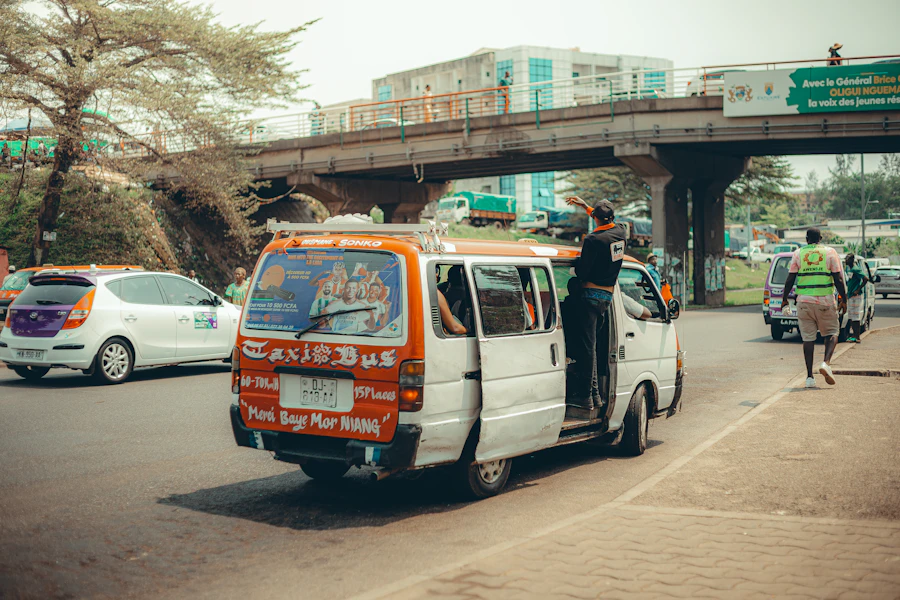 Taxi-bus en circulation à Libreville, Gabon, illustrant le service de course Ozouri