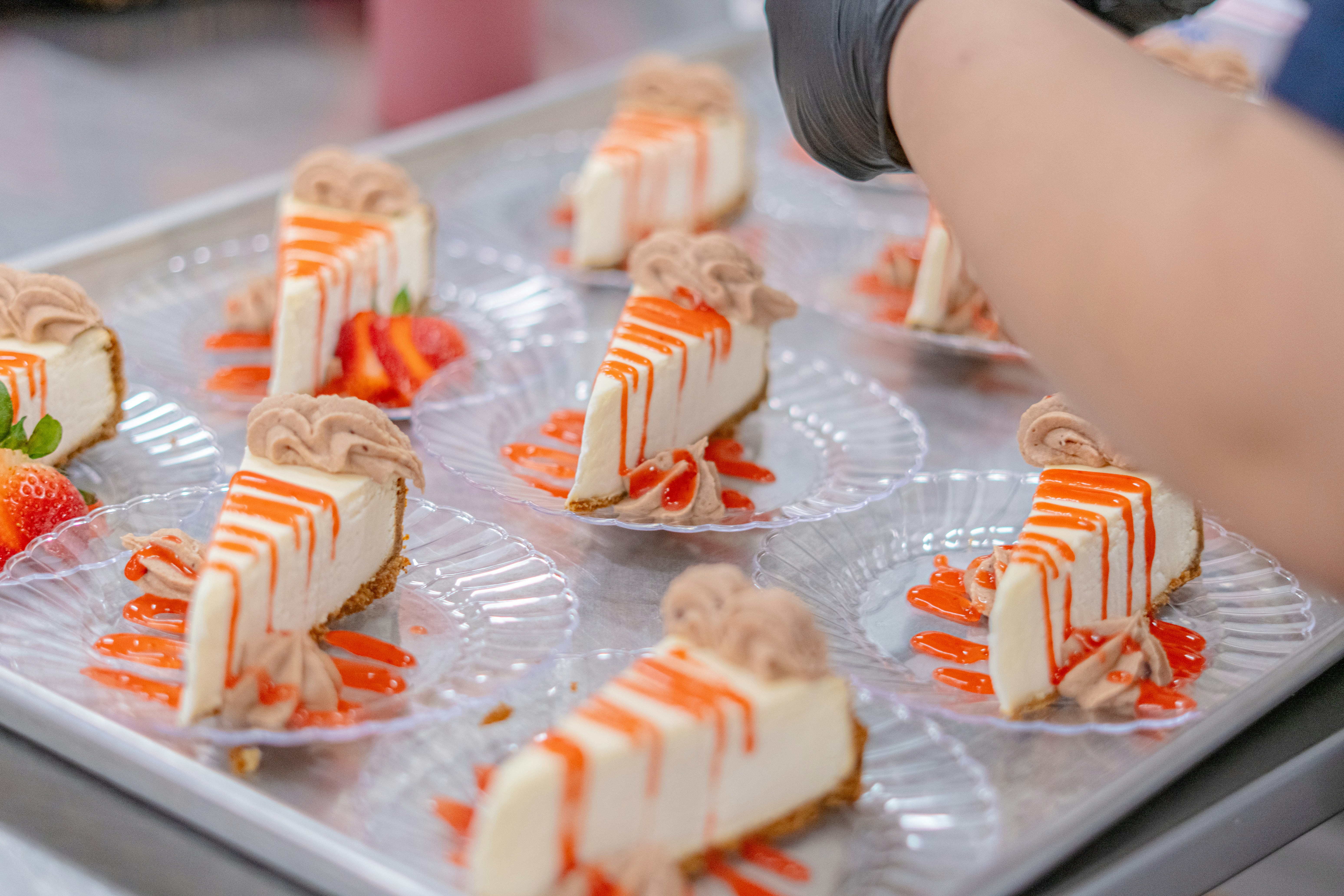 Un chef dresse une assiette gastronomique en cuisine.