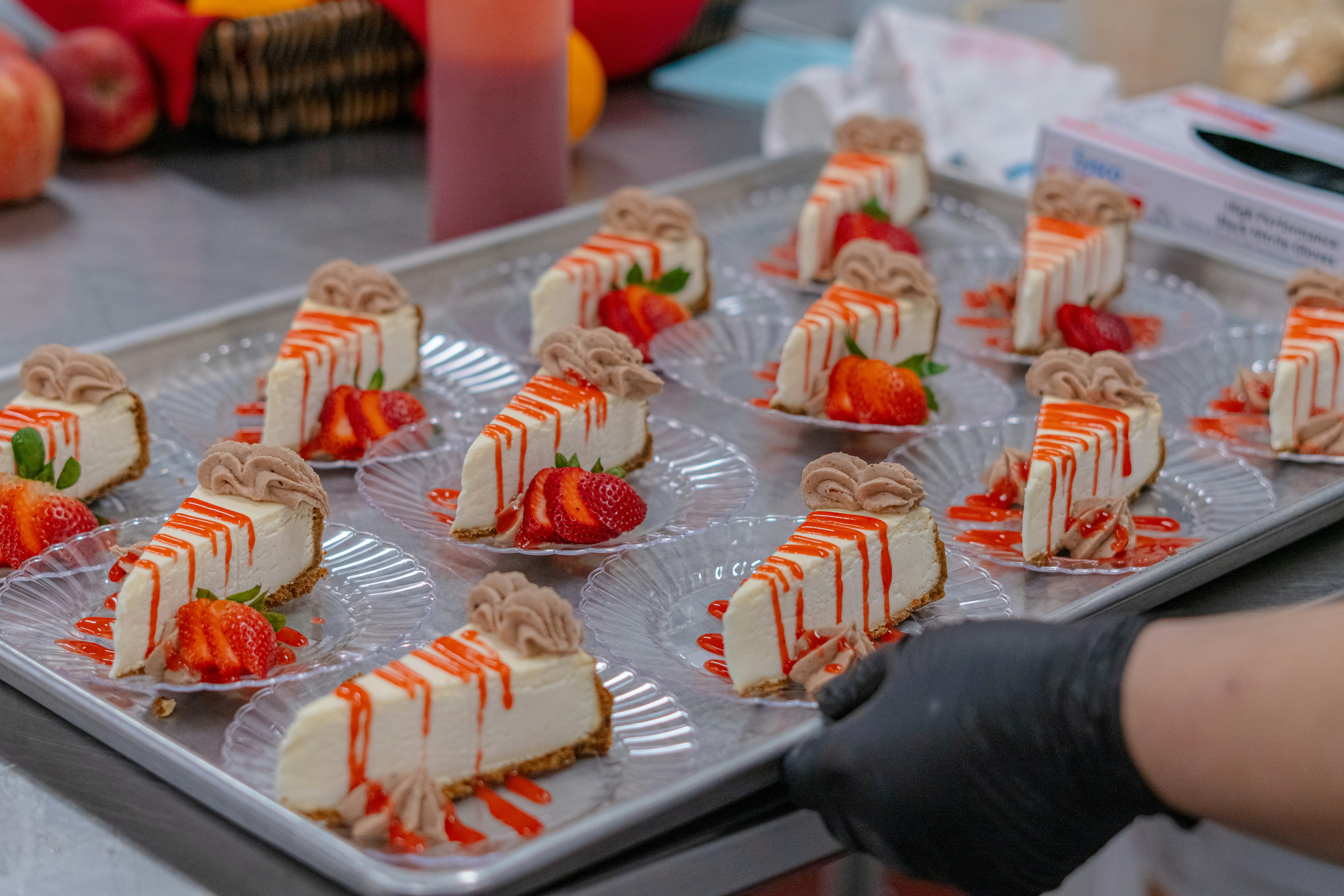 Un chef dresse une assiette en cuisine.