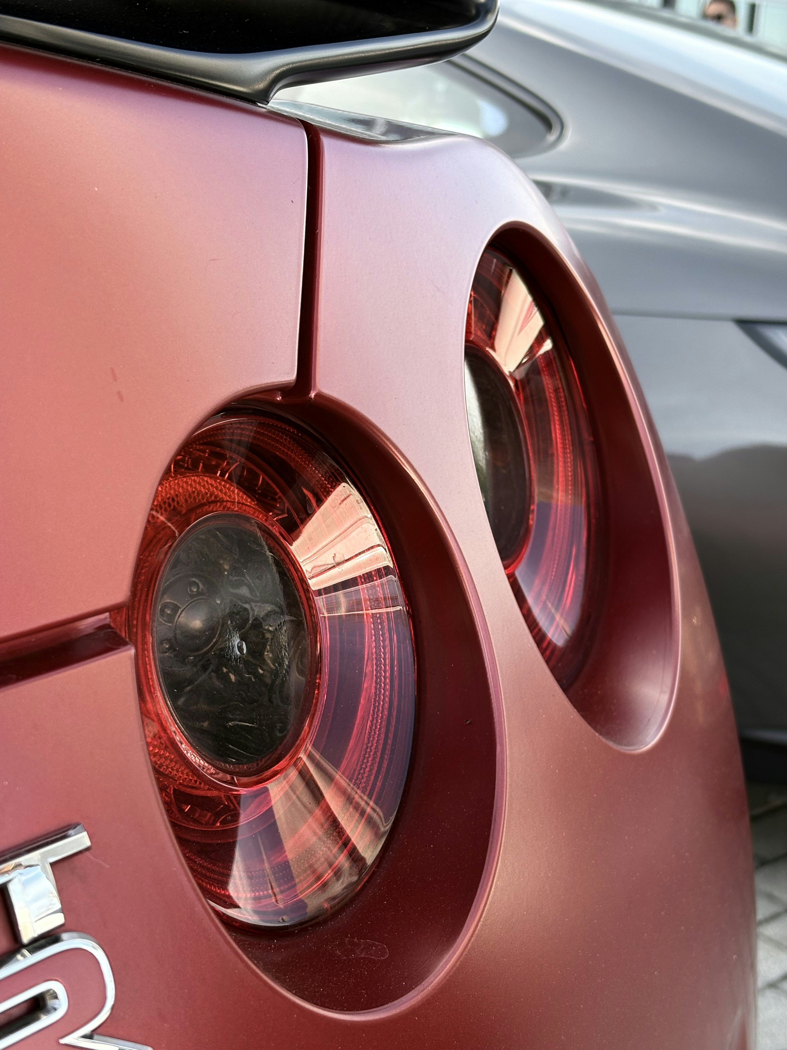 Die Rücklichter des roten Autos aus nächster Nähe.