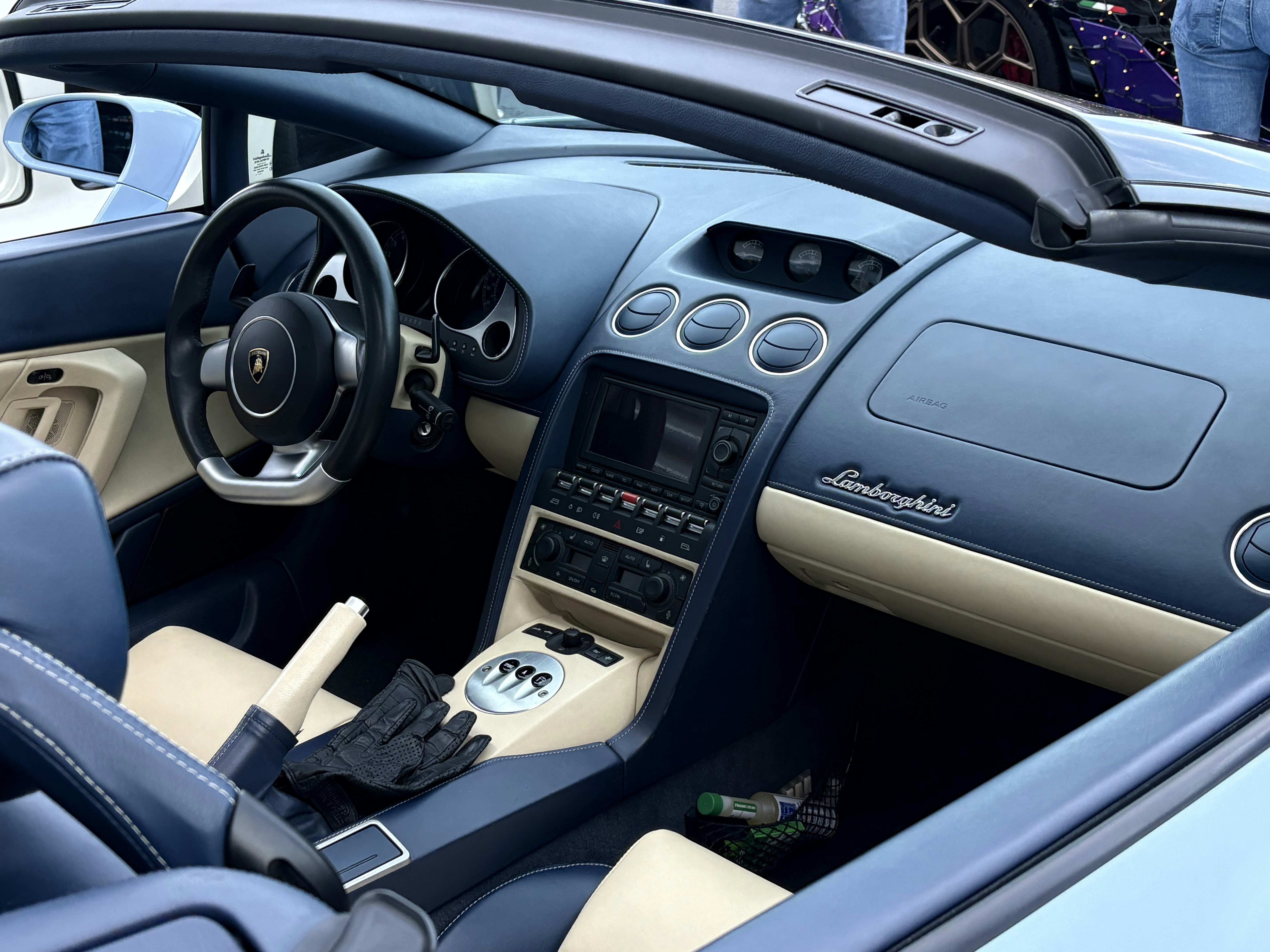 Das Interieur eines luxuriösen Lamborghini-Sportwagens.