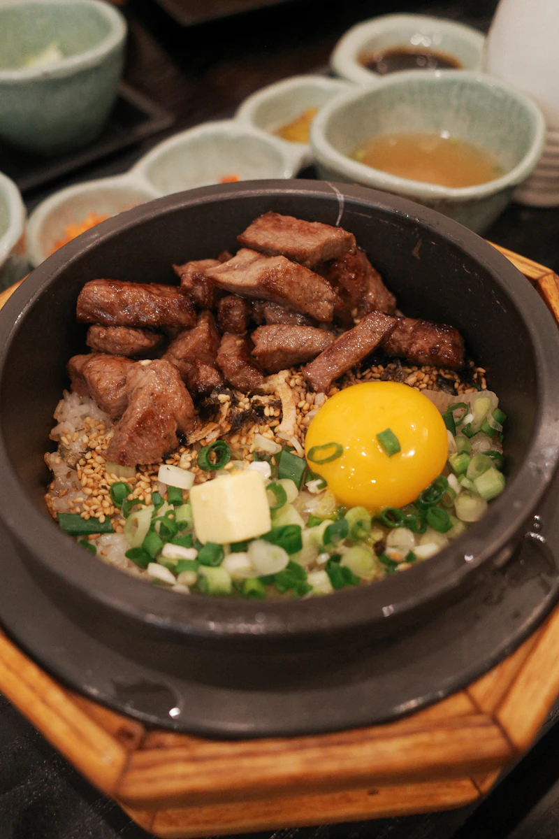 Món bibimbap thượng hạng với thịt bò và trứng