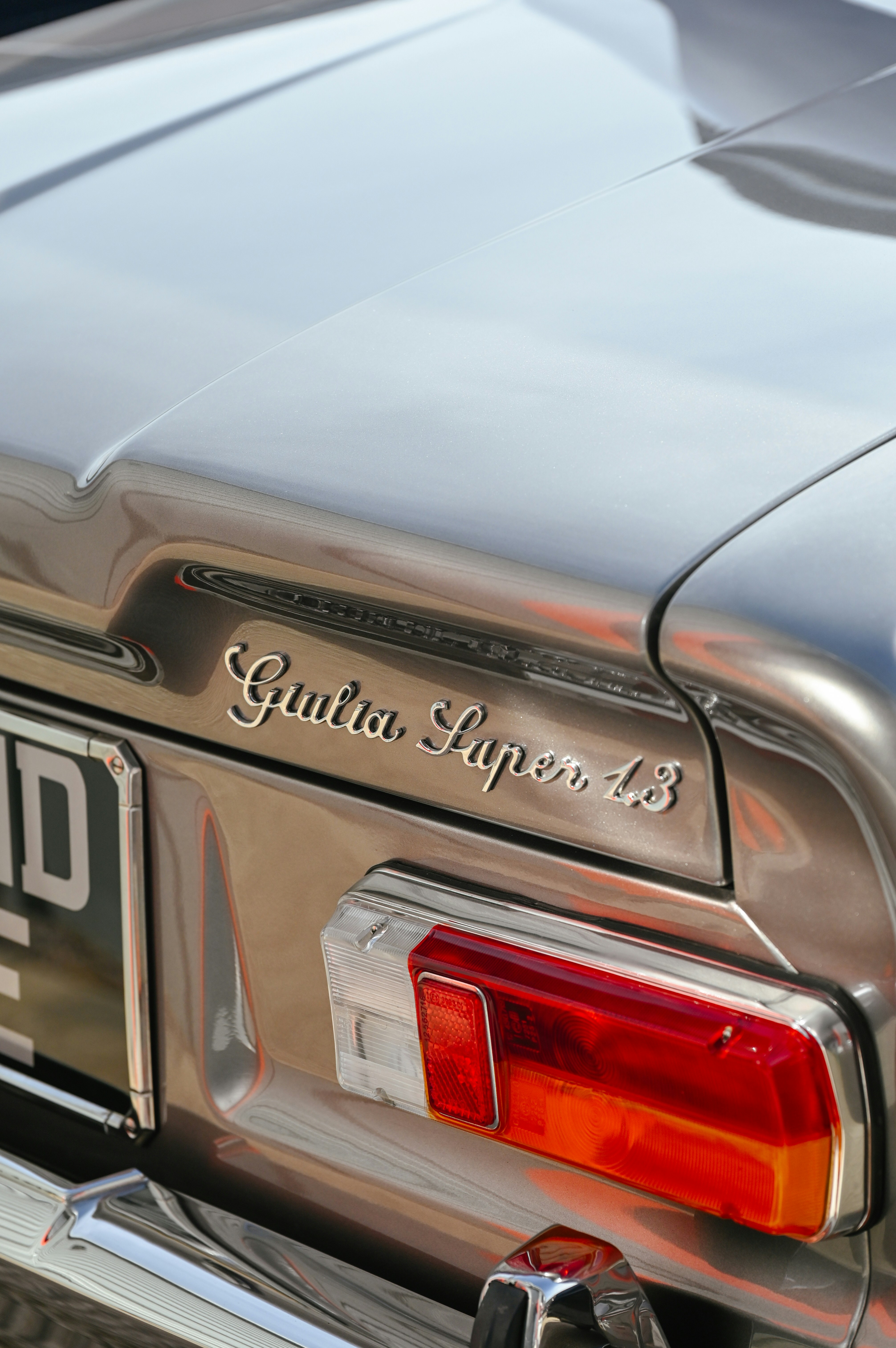 Top Secret Supra gold car, ilustrasi artikel Shine Bright: The Legendary Top Secret Gold Supra Wallpaper Collection 4