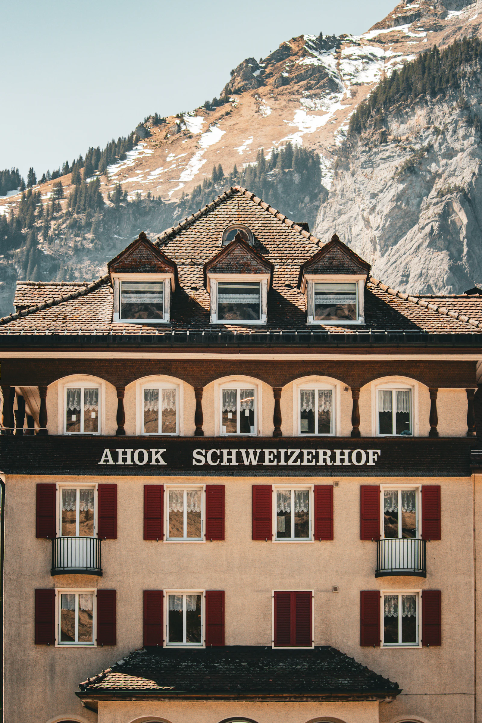 Hôtel de montagne au pied d'un massif alpin (photo d'illustration)