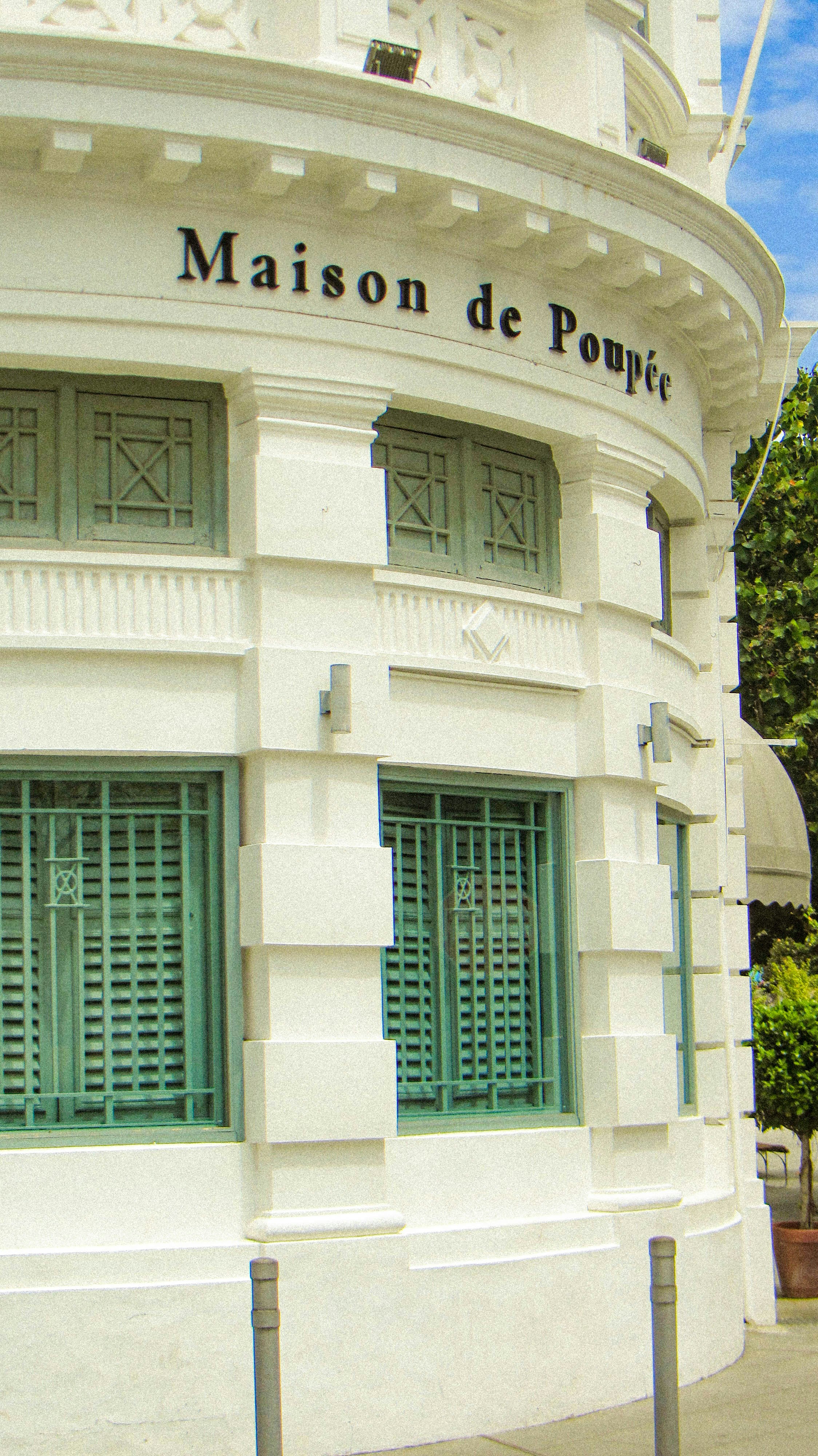 Vue extérieure de la maison de poupée.