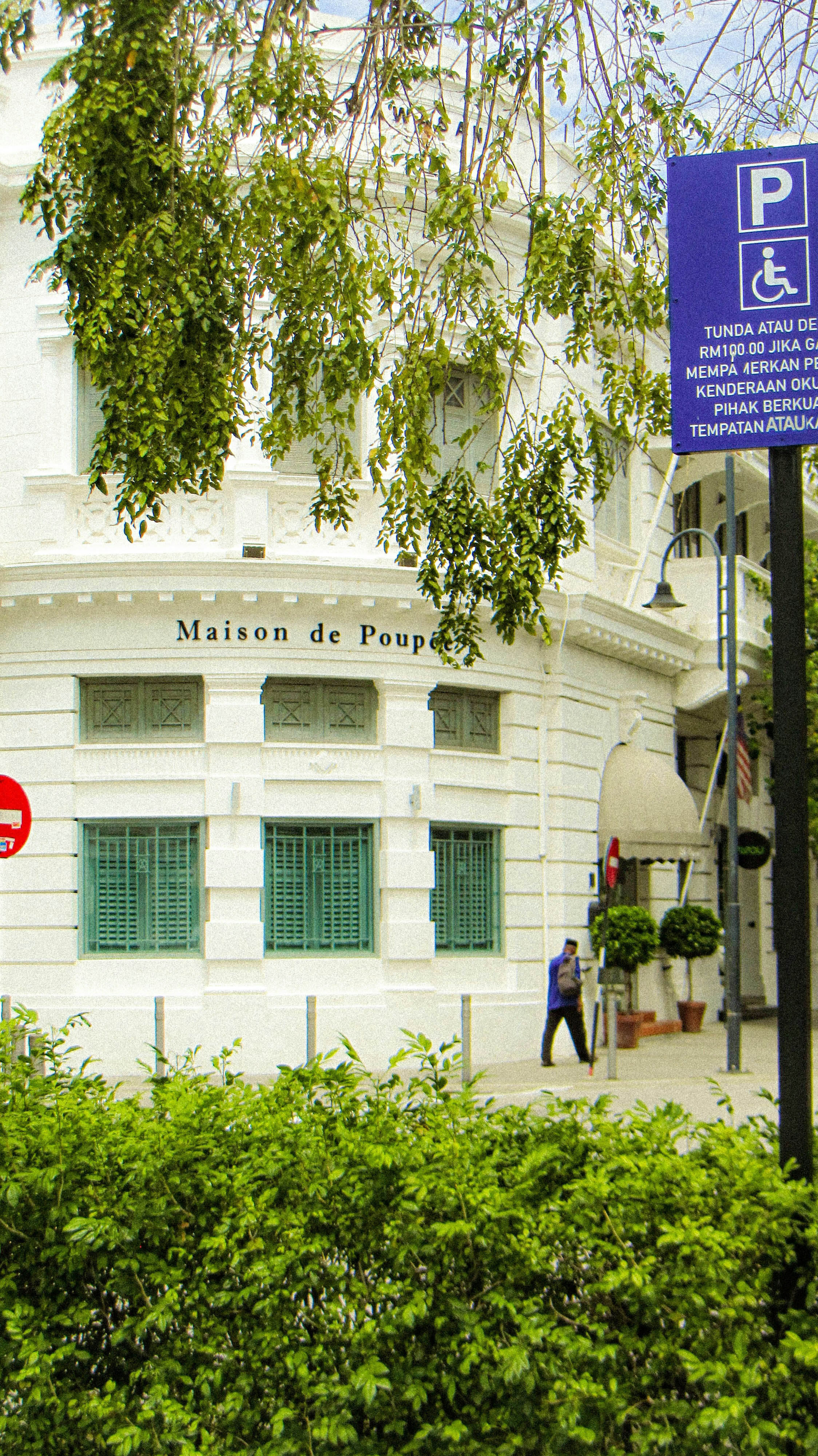 A building with the sign \