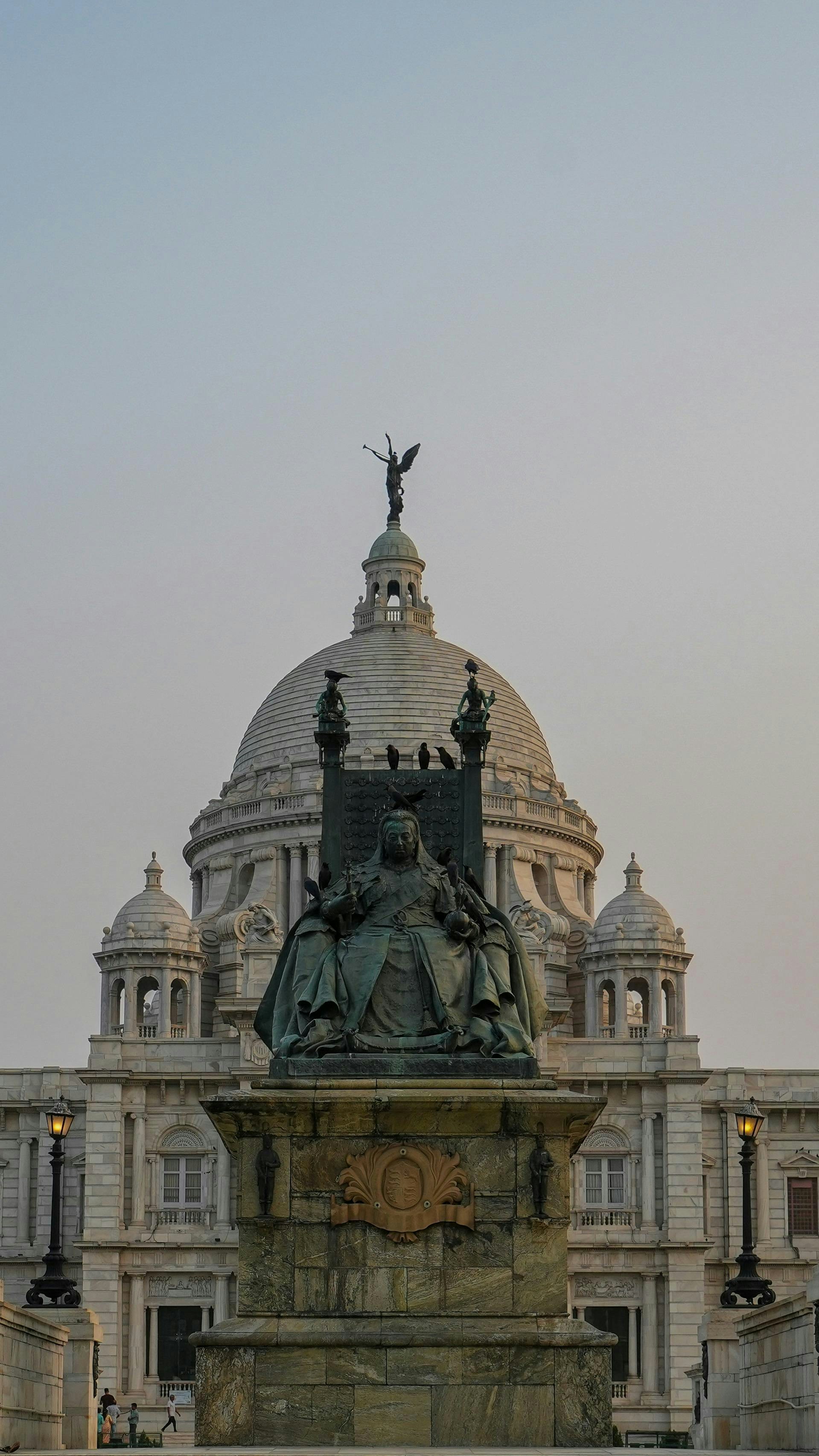 La estatua de la reina Victoria se encuentra frente al monumento a Victoria.