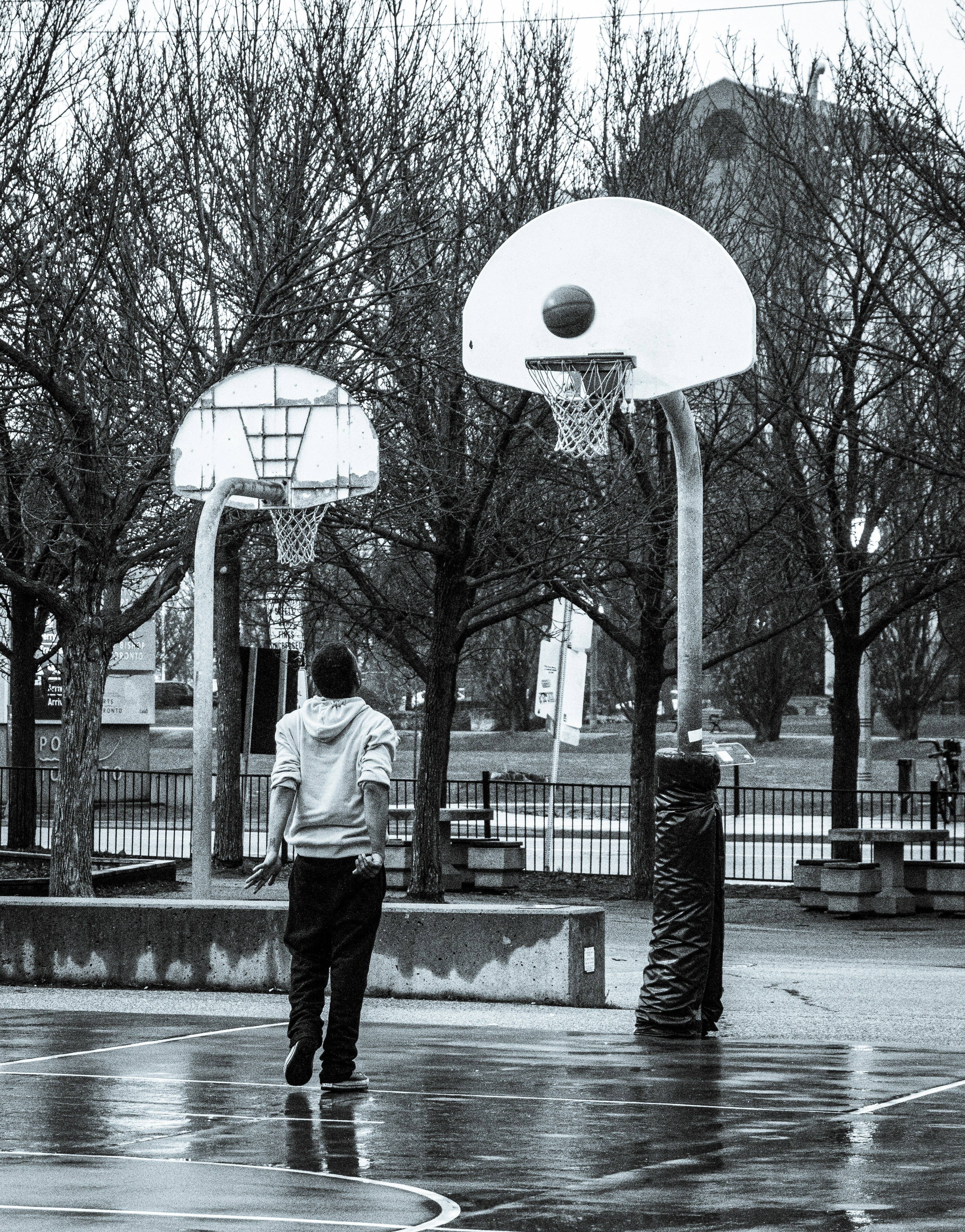 Una persona sta tirando un pallone da basket.