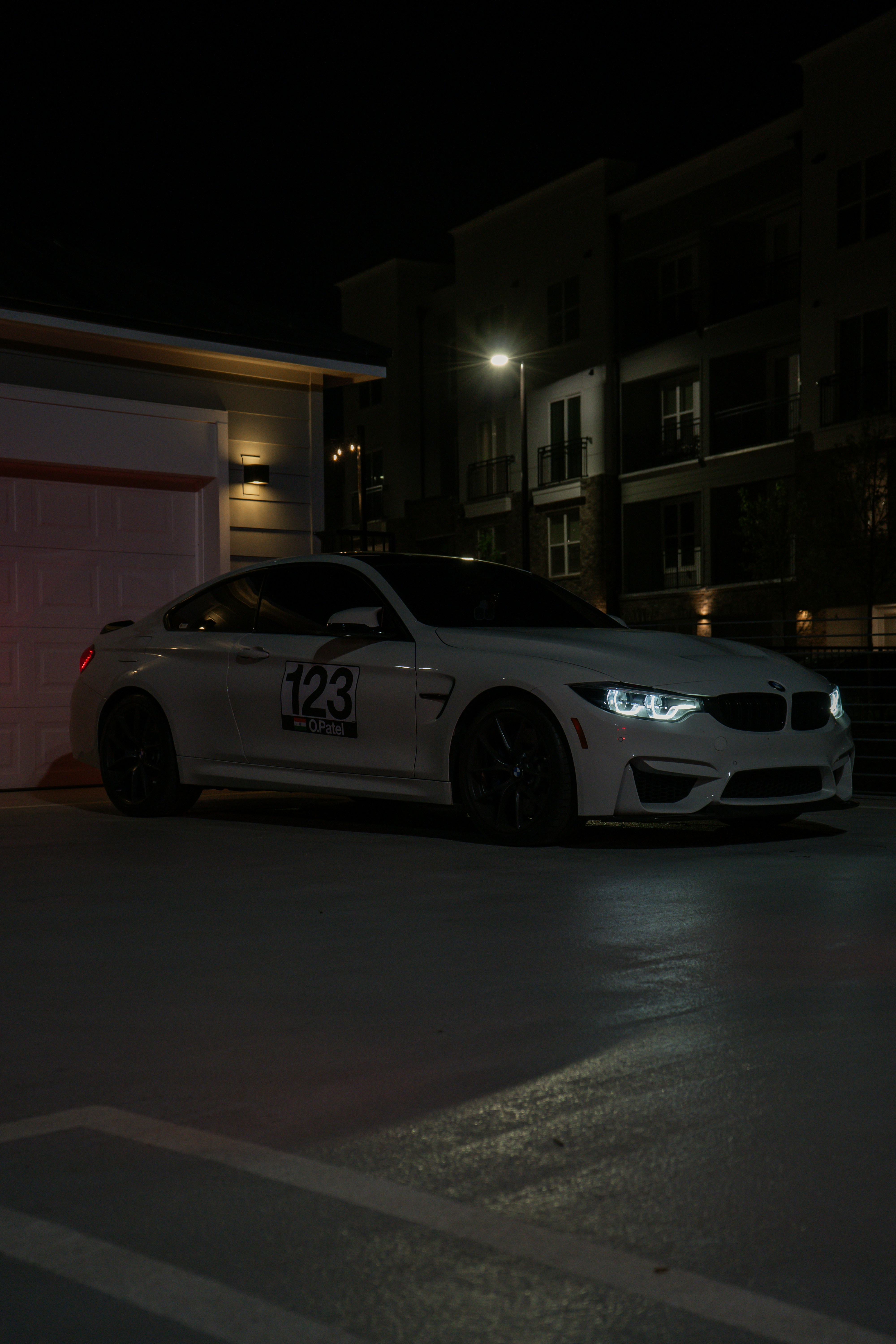 A white BMW car parked at night. photo – Free Car Image on Unsplash