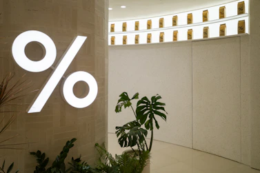 A store's percentage sign is shown inside.
