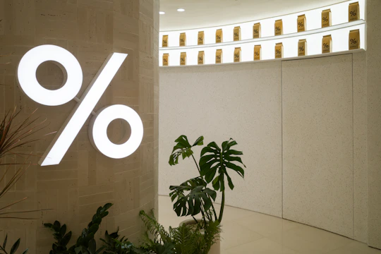 A store's percentage sign is shown inside.
